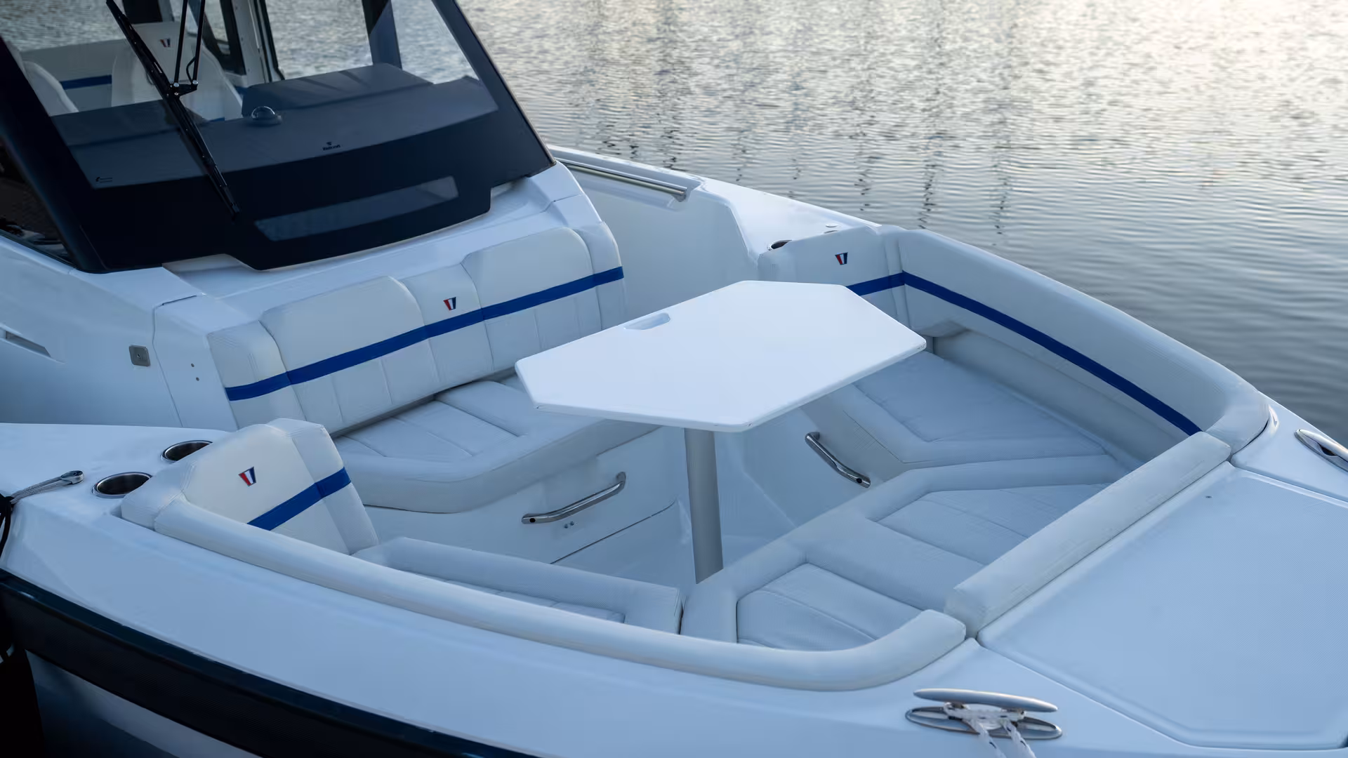 Vaartlander_Wellcraft28Explorer-11 Zitgedeelte in Wellcraft 28 Explorer met tafel en comfortabele rondzit aan dek