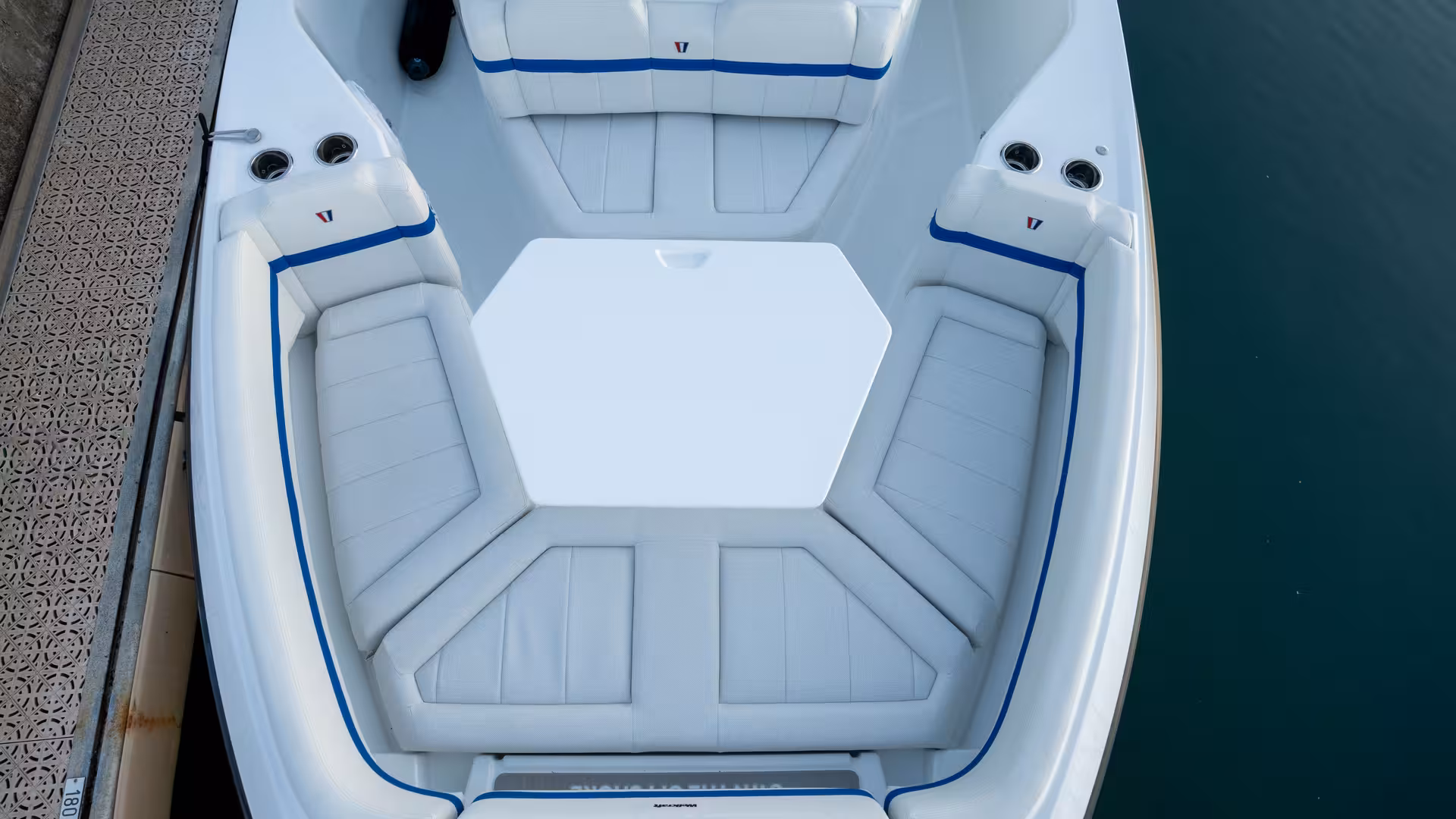 Vaartlander_Wellcraft28Explorer-12 Boeg van Wellcraft 28 Explorer met ruime zitplaatsen en antislip dek