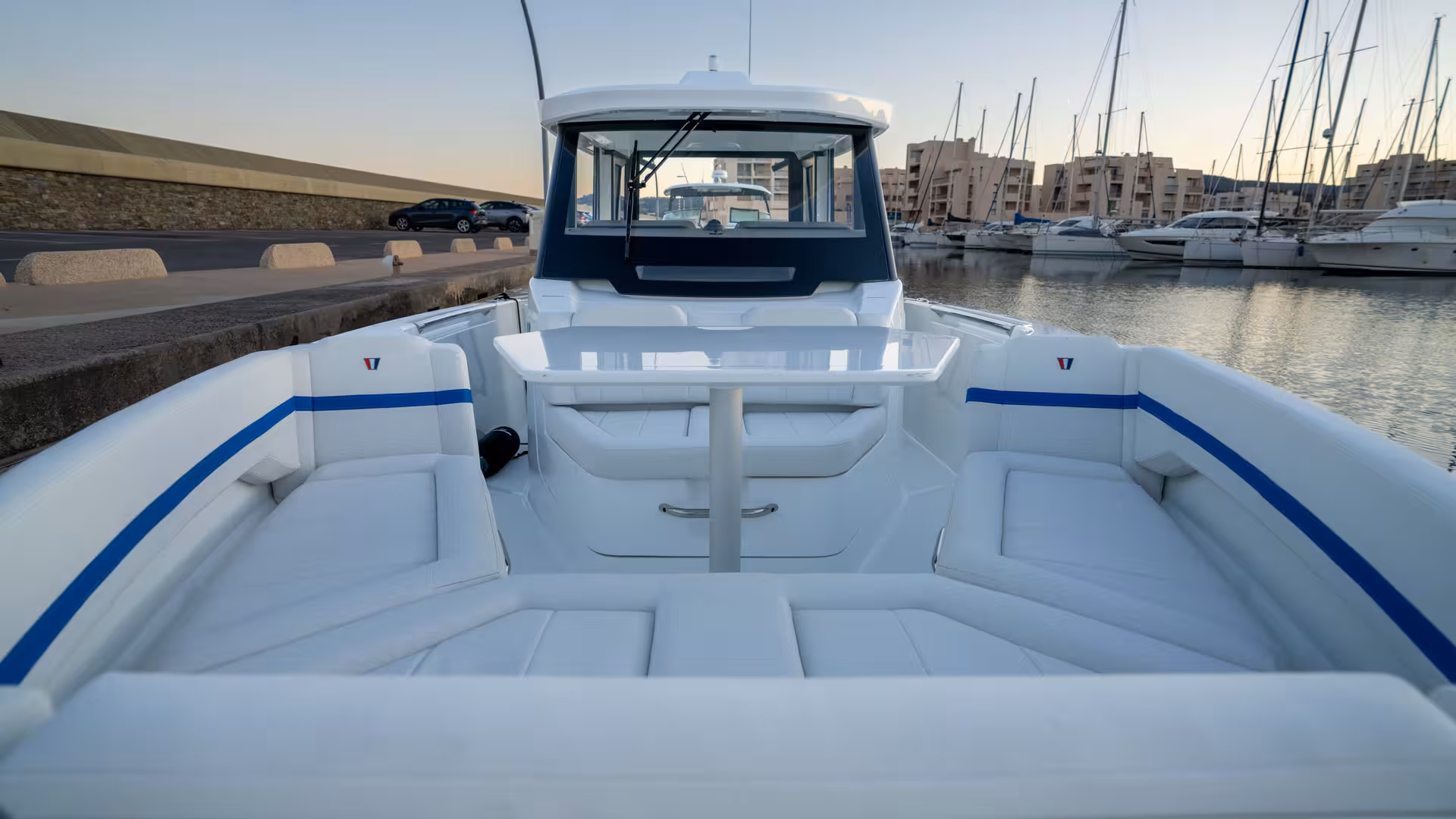 Vaartlander_Wellcraft28Explorer-13 Achterzijde van Wellcraft 28 Explorer met open doorgang en toegang tot cockpit