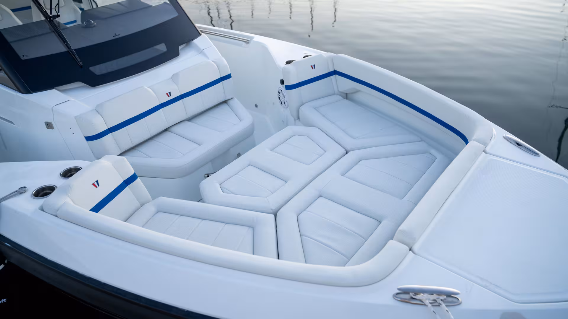 Vaartlander_Wellcraft28Explorer-14 Detail van Wellcraft 28 Explorer zitkussens met comfortabele afwerking