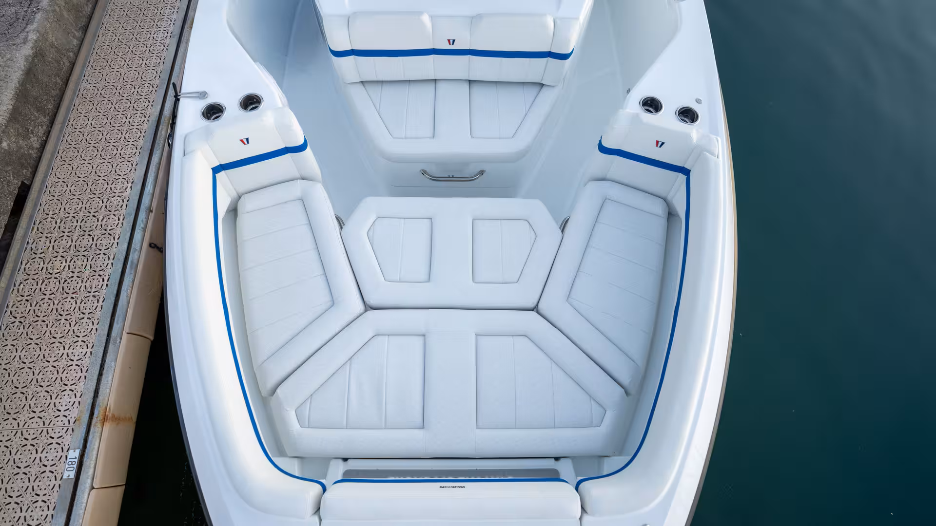 Vaartlander_Wellcraft28Explorer-15 Boegindeling van Wellcraft 28 Explorer met luxe kussens en opbergruimte
