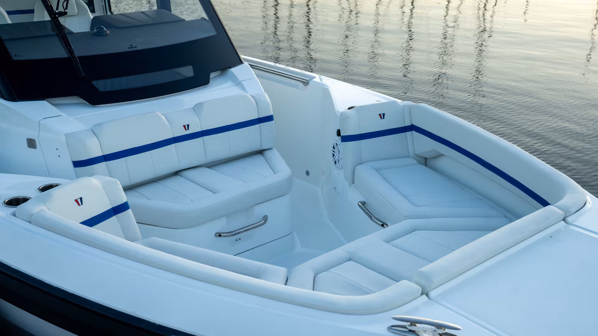 Vaartlander_Wellcraft28Explorer-17 Zitgedeelte in Wellcraft 28 Explorer met comfortabele rondzit en rugleuningen
