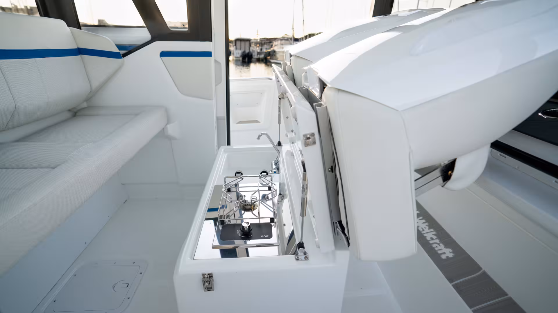 Vaartlander_Wellcraft28Explorer-21 Wellcraft 28 Explorer varend langs kust met moderne uitstraling