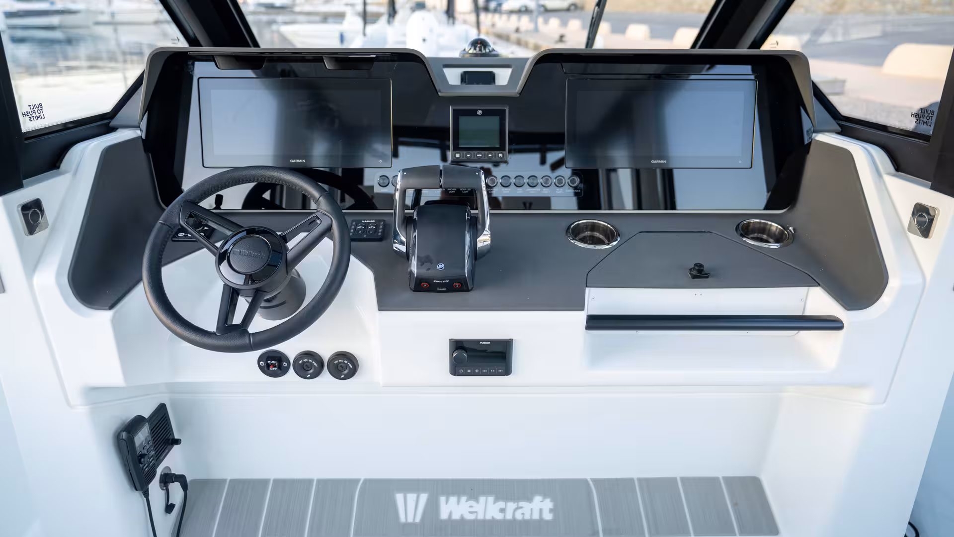 Vaartlander_Wellcraft28Explorer-22 Dashboard van Wellcraft 28 Explorer met stuurconsole en navigatie