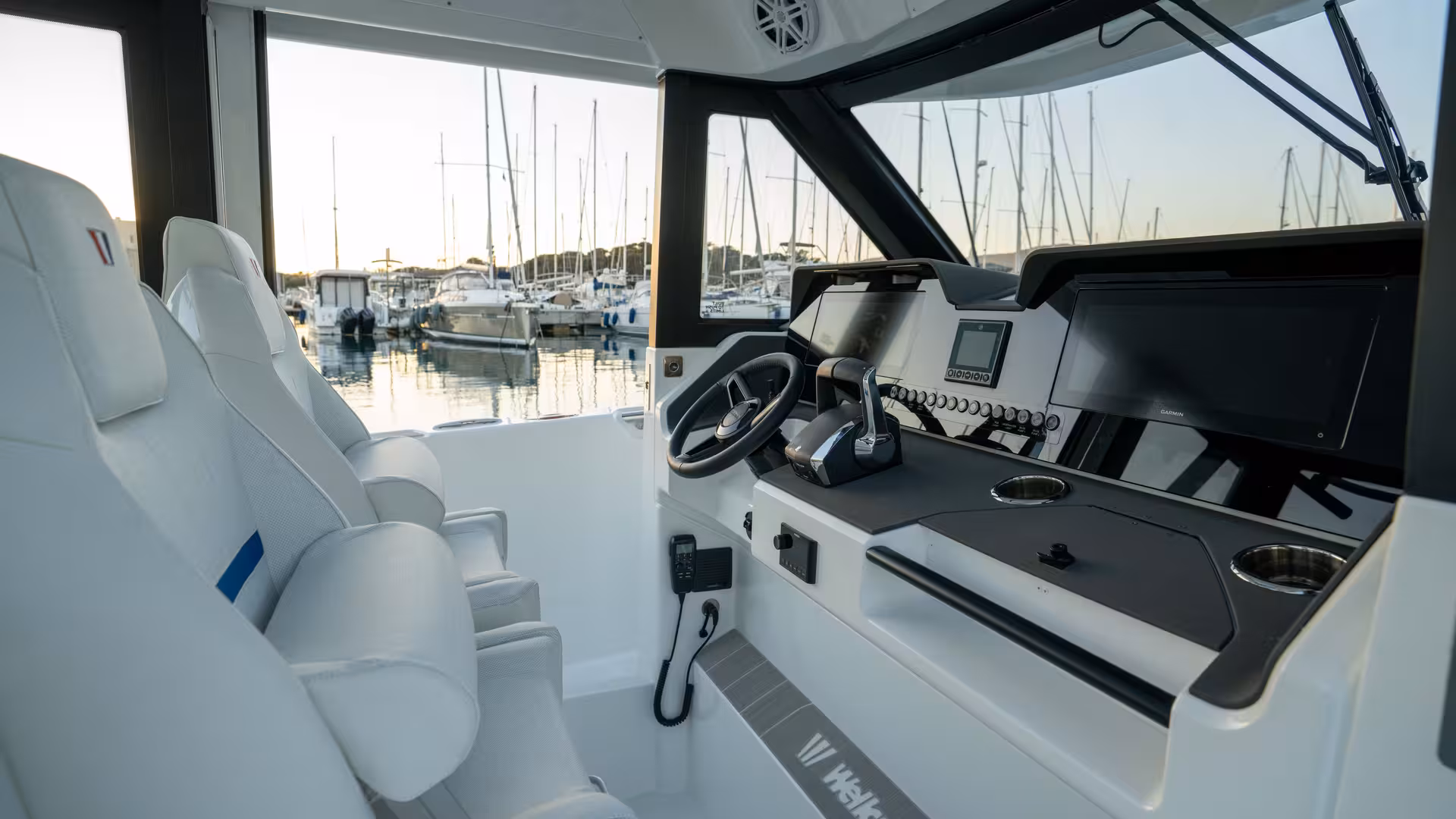 Vaartlander_Wellcraft28Explorer-23 Stuurconsole van Wellcraft 28 Explorer met stuurwiel en overzichtelijke bediening aan boord