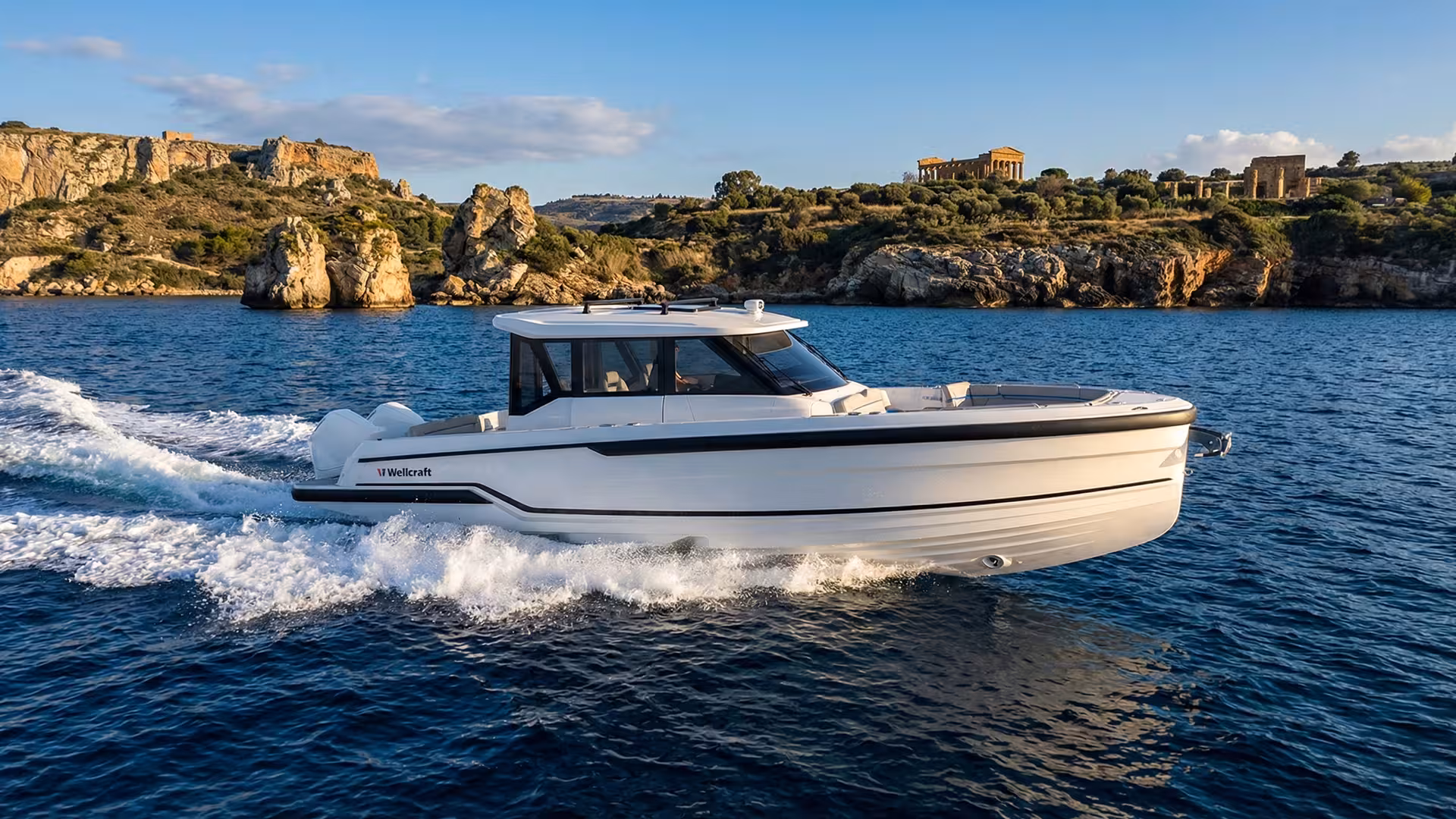 Vaartlander_Wellcraft28Explorer-26 Wellcraft 28 Explorer motorboot varend langs kustlijn met moderne uitstraling
