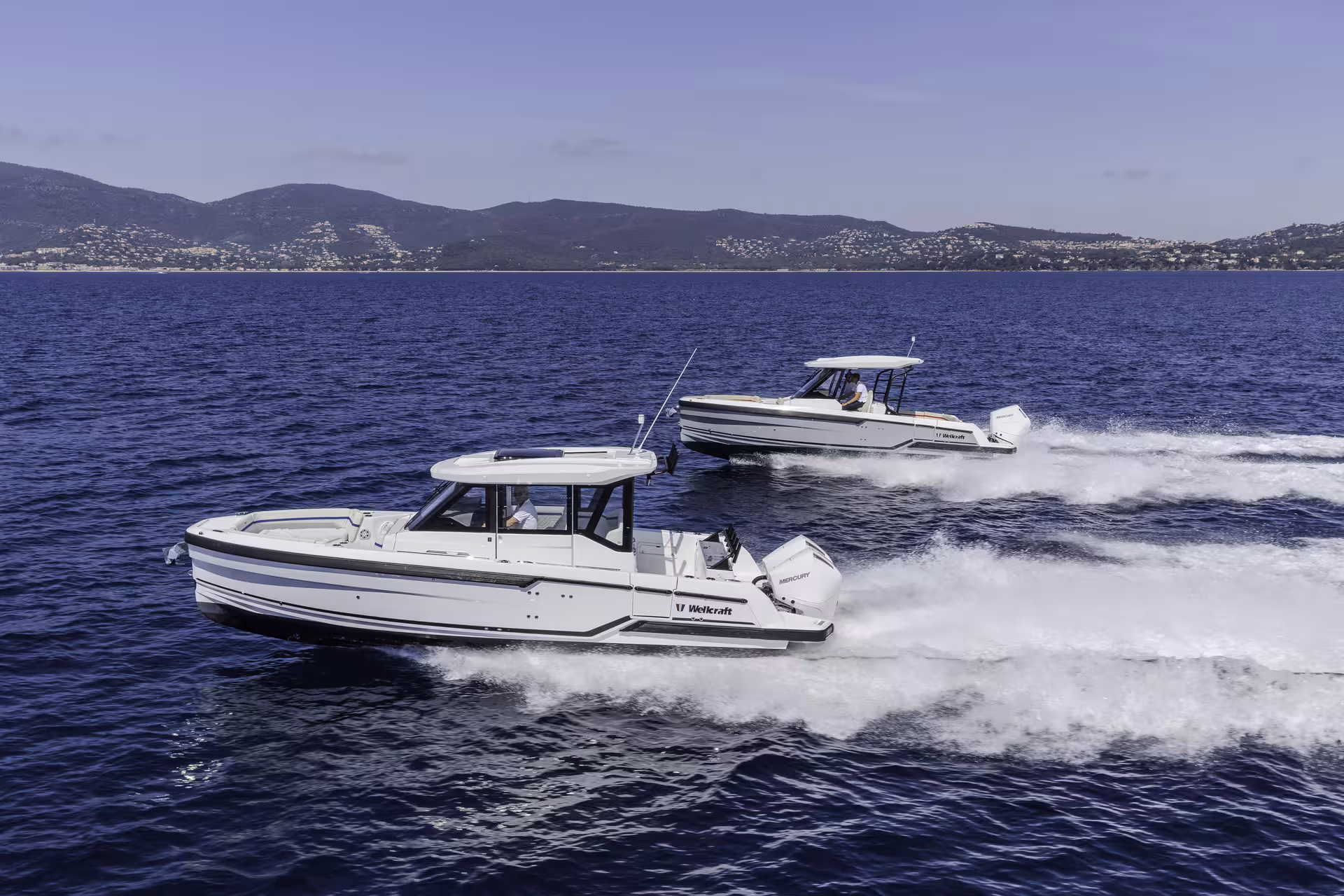 Vaartlander_Wellcraft28Explorer-31 Wellcraft 28 Explorer motorboot varend op zee met moderne lijnen en stabiele ligging