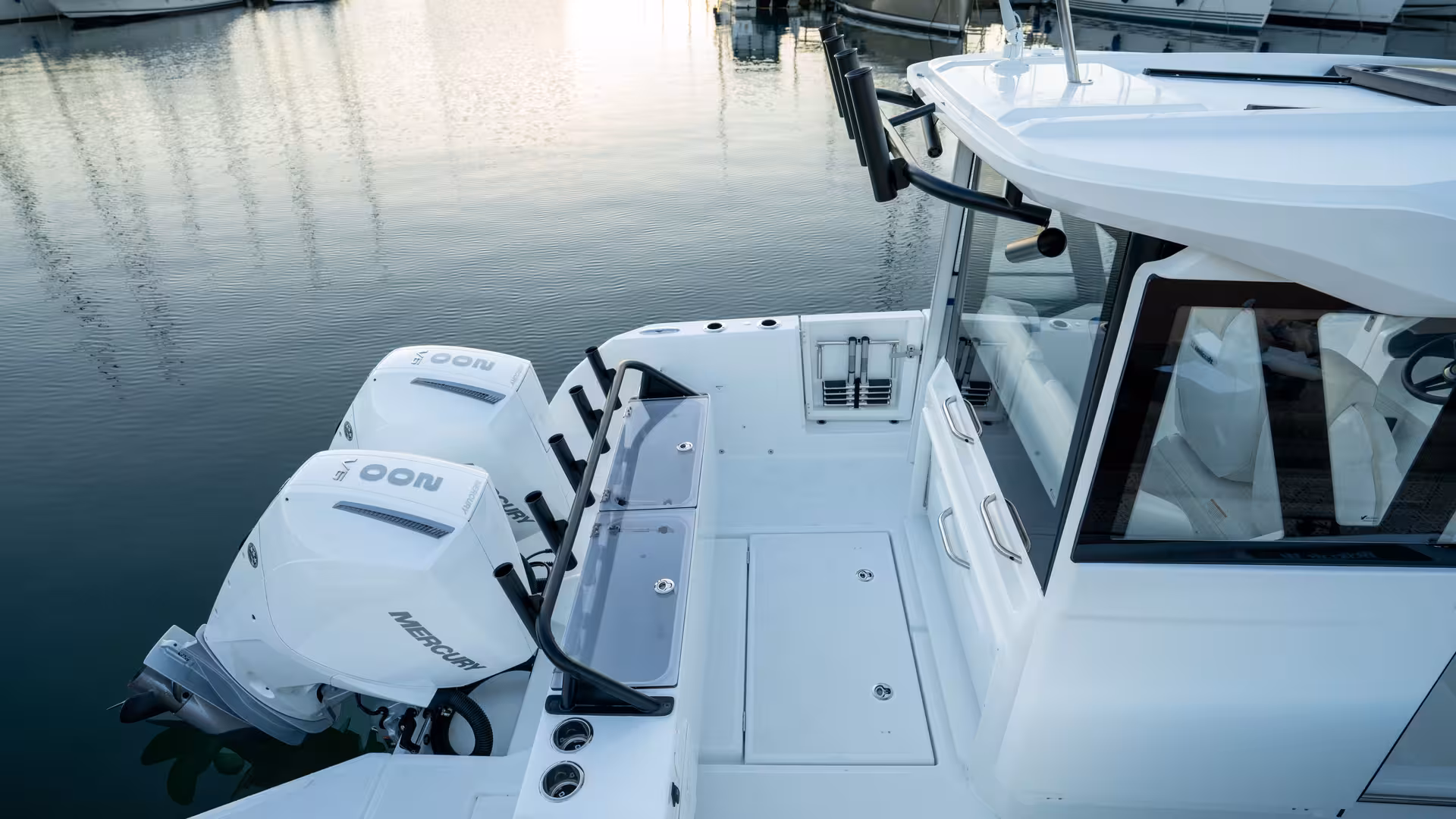 Vaartlander_Wellcraft28Explorer-4 Achterdek van Wellcraft 28 Explorer met hengelhouders en open werkruimte