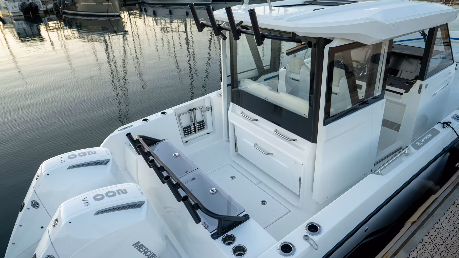 Vaartlander_Wellcraft28Explorer-7 Cockpit van Wellcraft 28 Explorer met zitplaatsen en ruime indeling