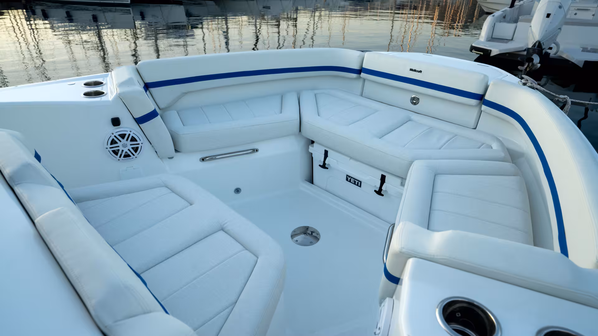 Vaartlander_Wellcraft28Explorer-9 Wellcraft 28 Explorer met tafel en zitgedeelte aan dek