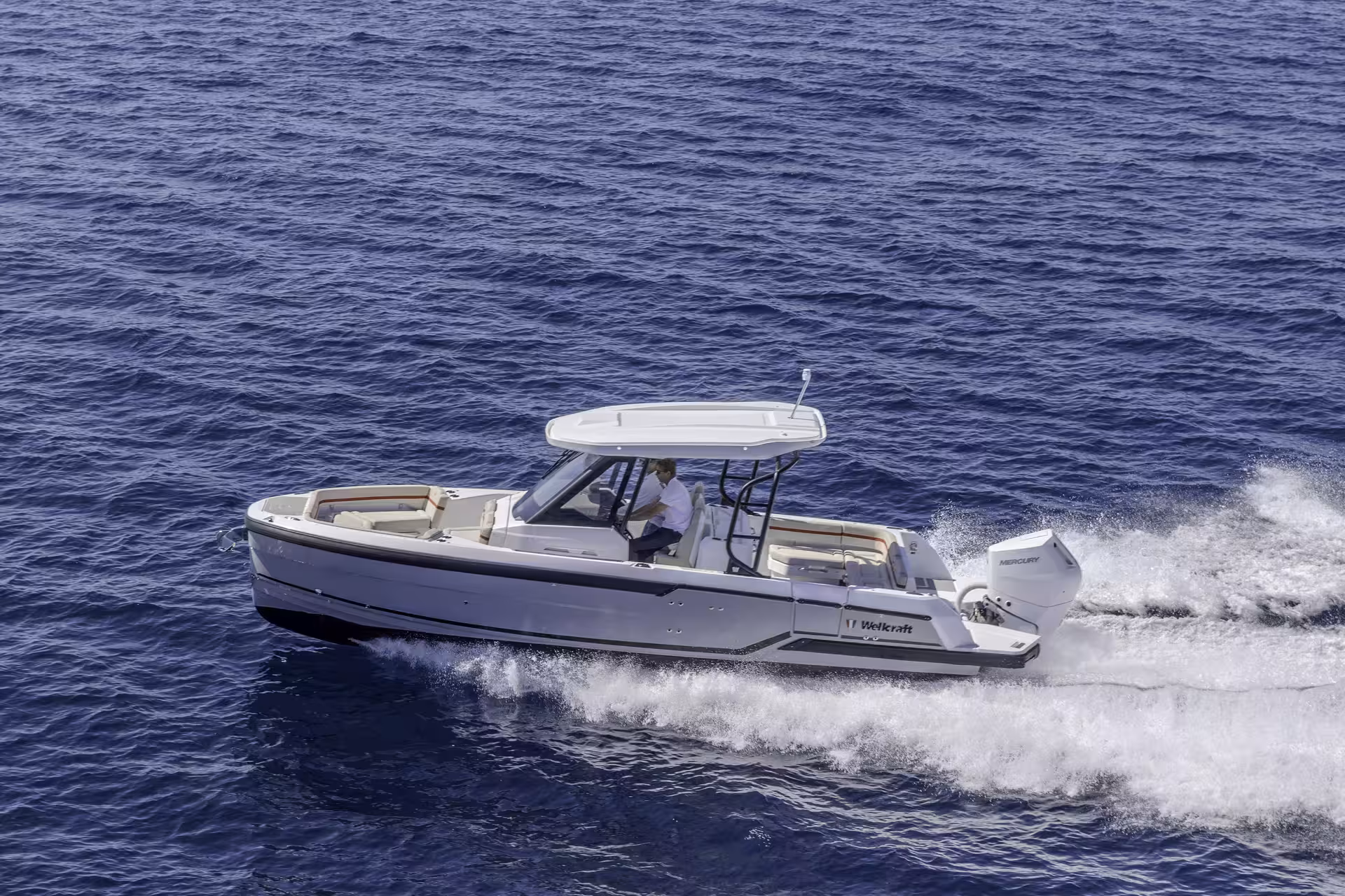 Vaartlander_Wellcraft28T-Top-11 Wellcraft 28 T-Top console boot varend op open water met moderne uitstraling