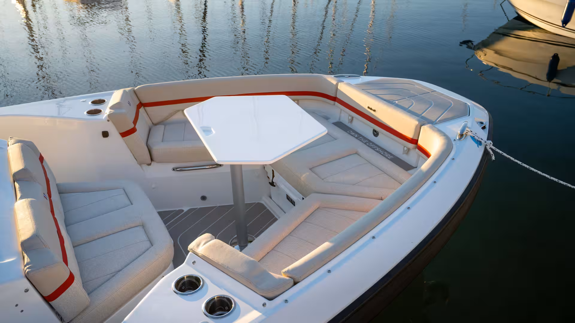 Vaartlander_Wellcraft28T-Top-12 Boeg van Wellcraft 28 T-Top met rondzit en tafelopstelling