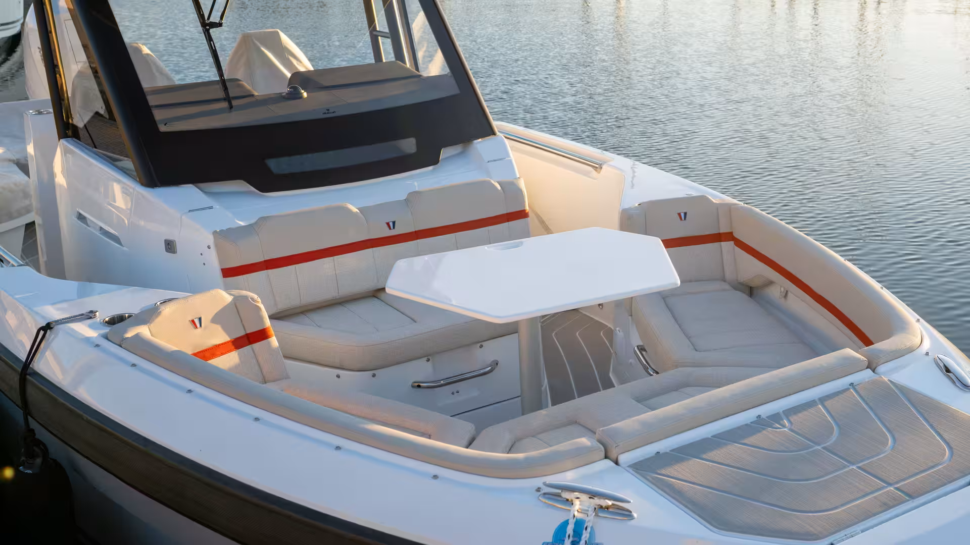 Vaartlander_Wellcraft28T-Top-13 Zitgedeelte in Wellcraft 28 T-Top met tafel en ruime indeling