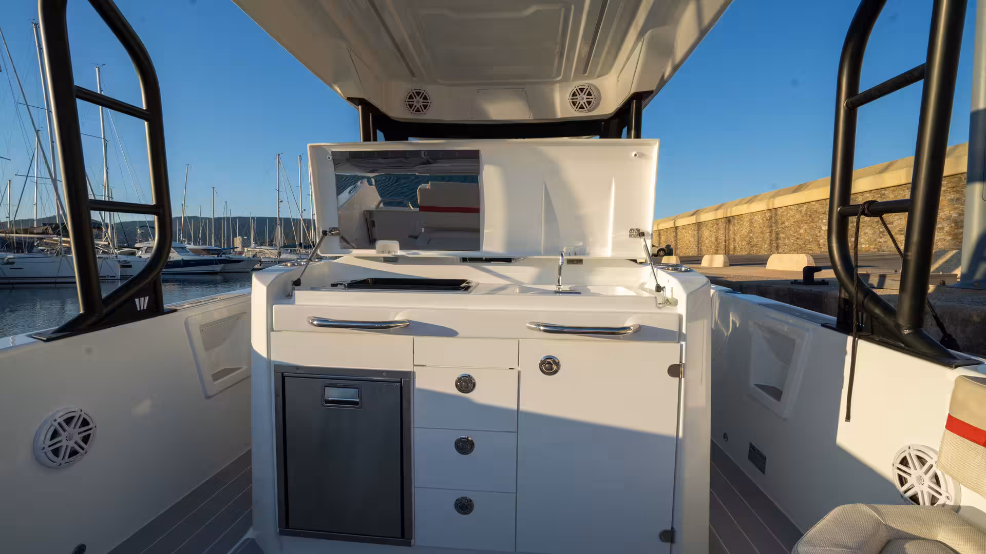 Vaartlander_Wellcraft28T-Top-15 Cockpit van Wellcraft 28 T-Top met buitenkeuken en opbergruimte