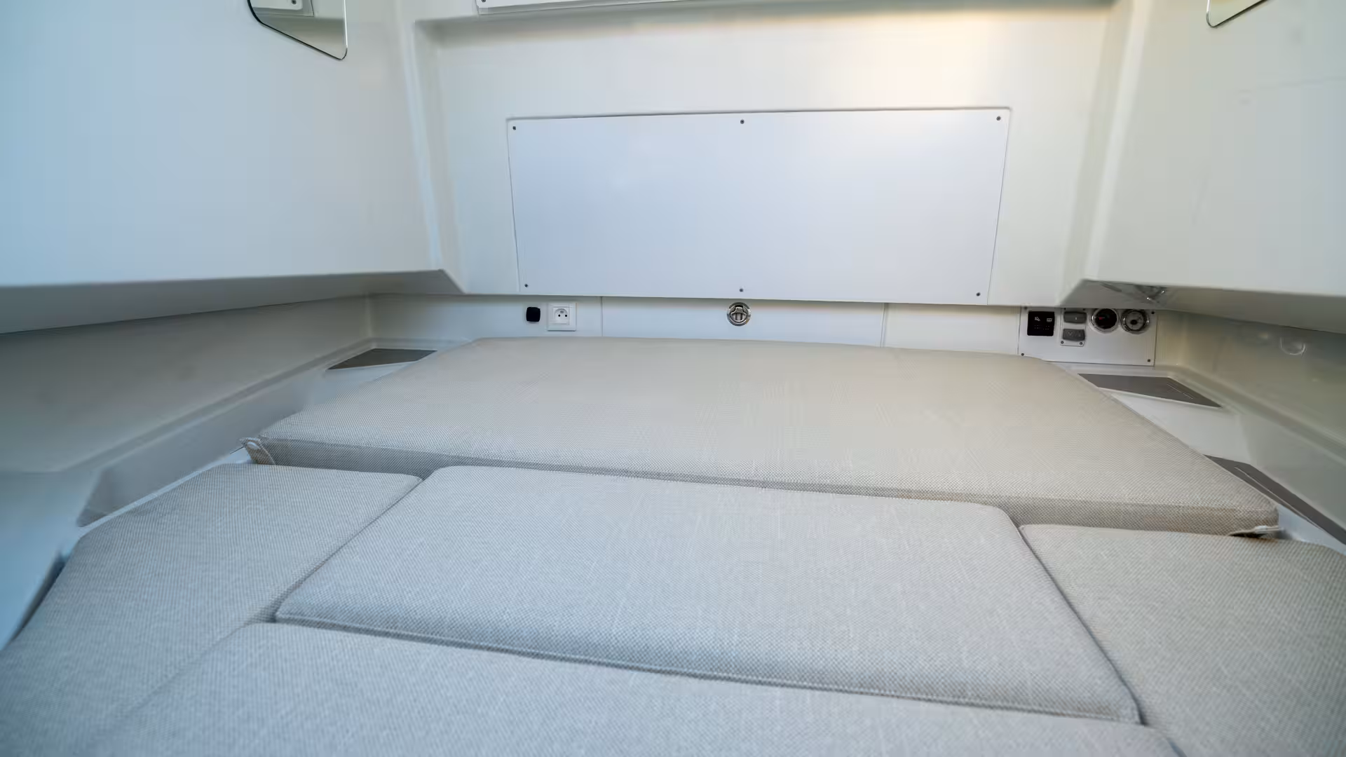 Vaartlander_Wellcraft28T-Top-18 Slaapruimte in Wellcraft 28 T-Top cabine met bed en afwerking