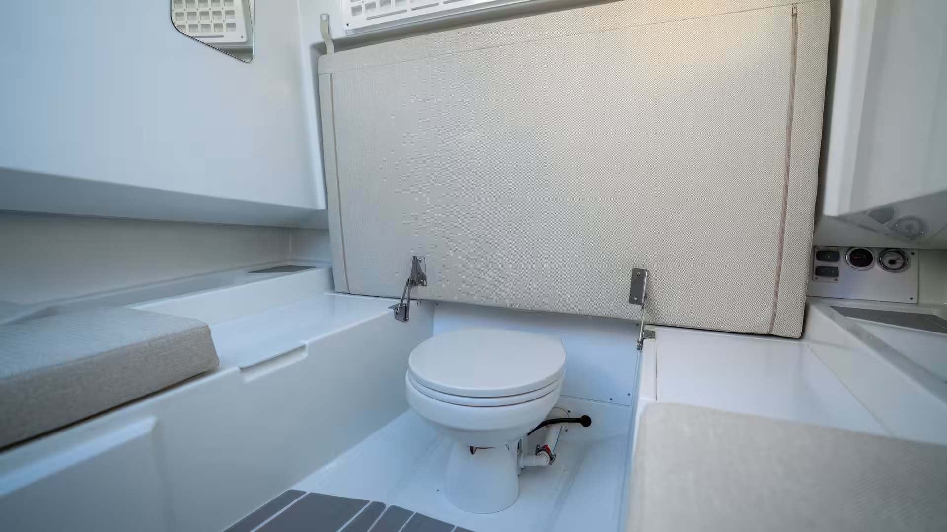 Vaartlander_Wellcraft28T-Top-19 Toiletruimte in Wellcraft 28 T-Top cabine met compacte indeling