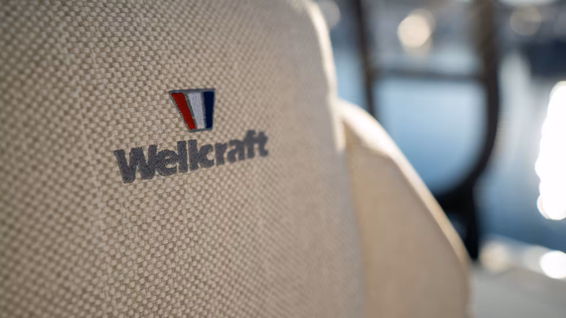 Vaartlander_Wellcraft28T-Top-21 Detail van Wellcraft 28 T-Top stoel met merklogo en afwerking