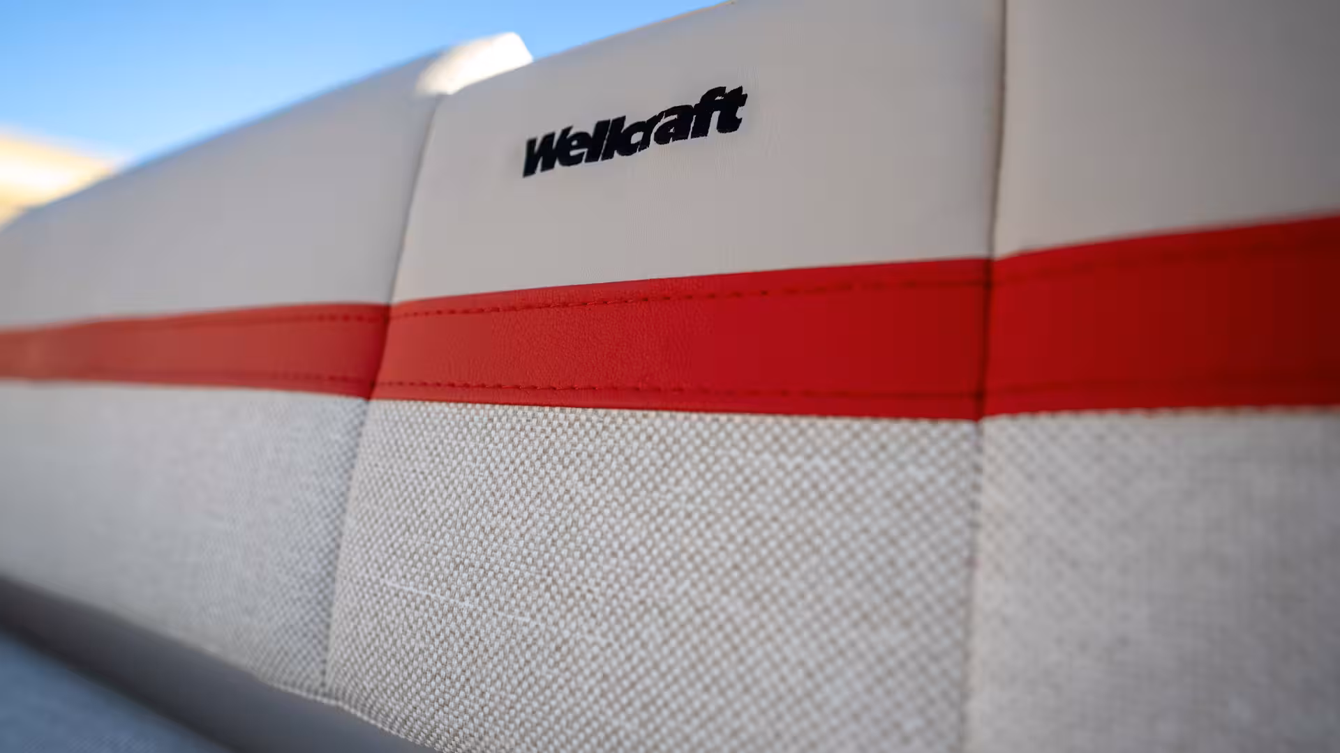 Vaartlander_Wellcraft28T-Top-23 Detail van Wellcraft 28 T-Top met rode accentlijn en merkafwerking