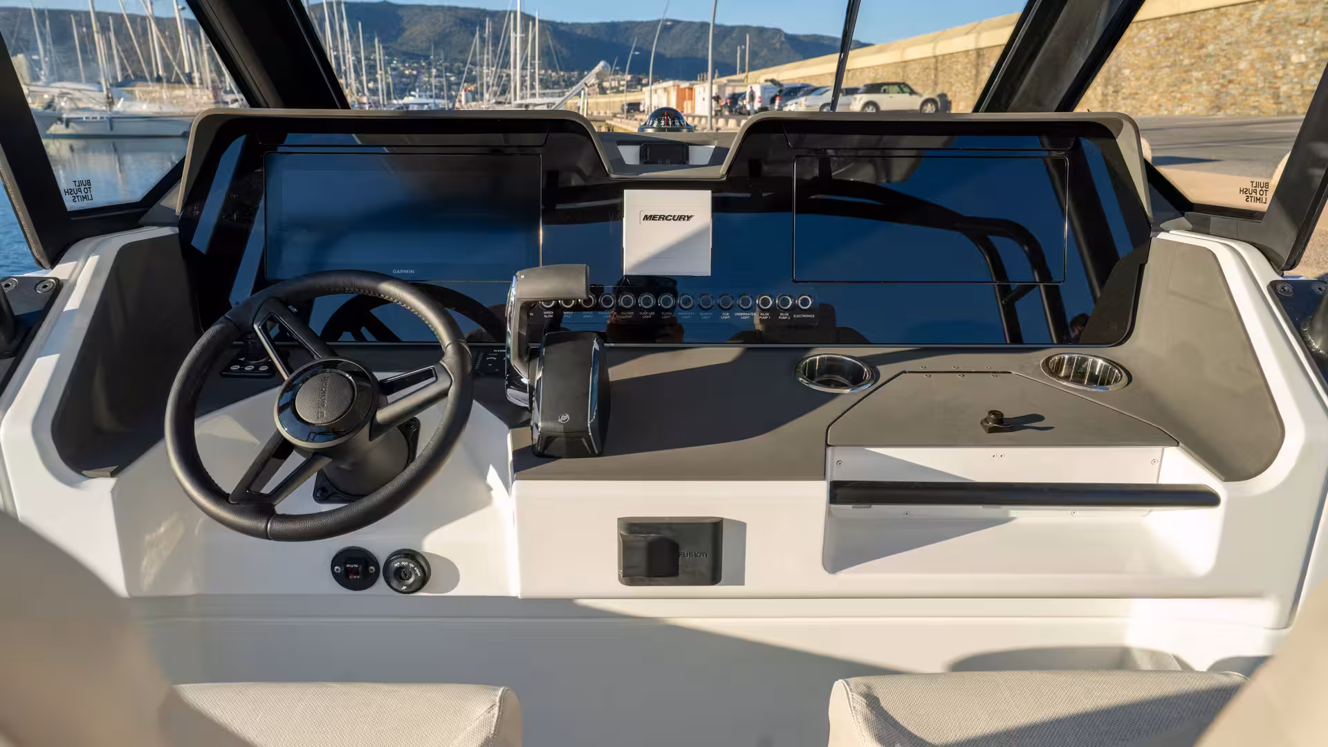 Vaartlander_Wellcraft28T-Top-26 Dashboard van Wellcraft 28 T-Top met stuurwiel en navigatie