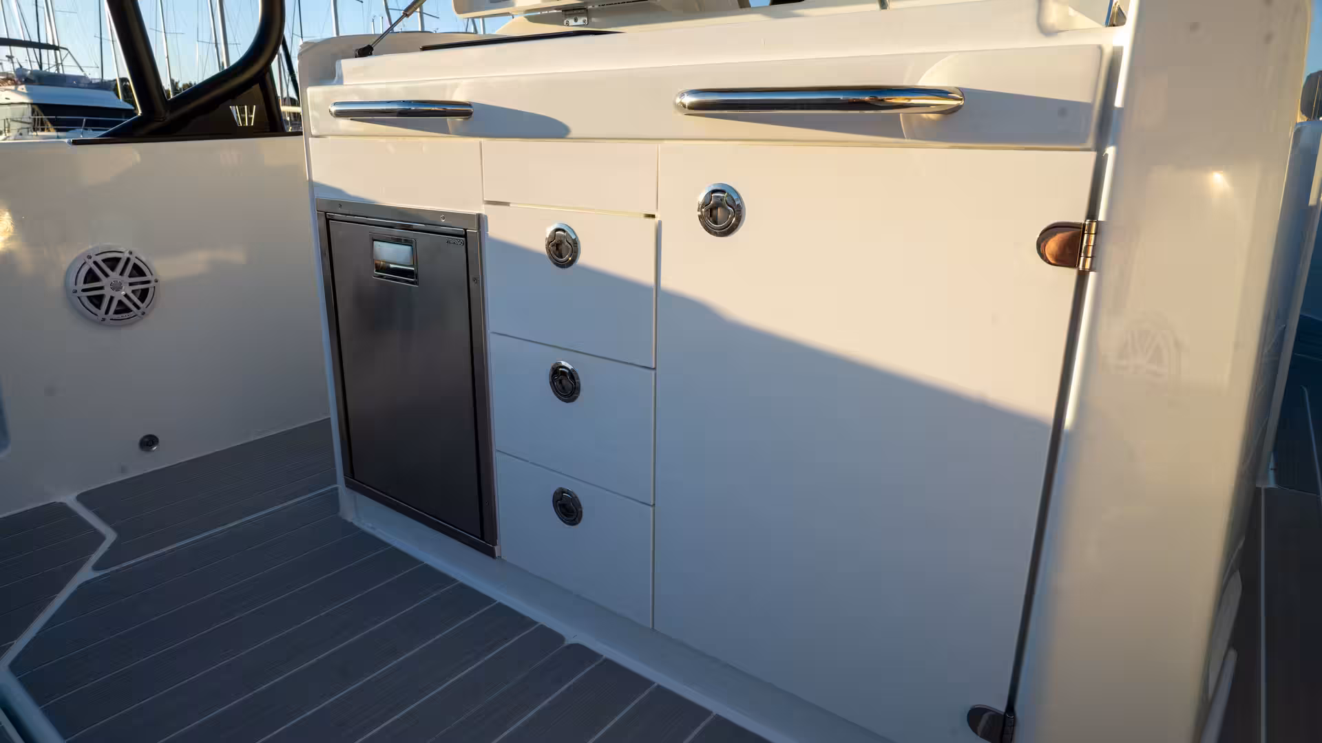 Vaartlander_Wellcraft28T-Top-3 Opbergkast in Wellcraft 28 T-Top met laden en nette afwerking