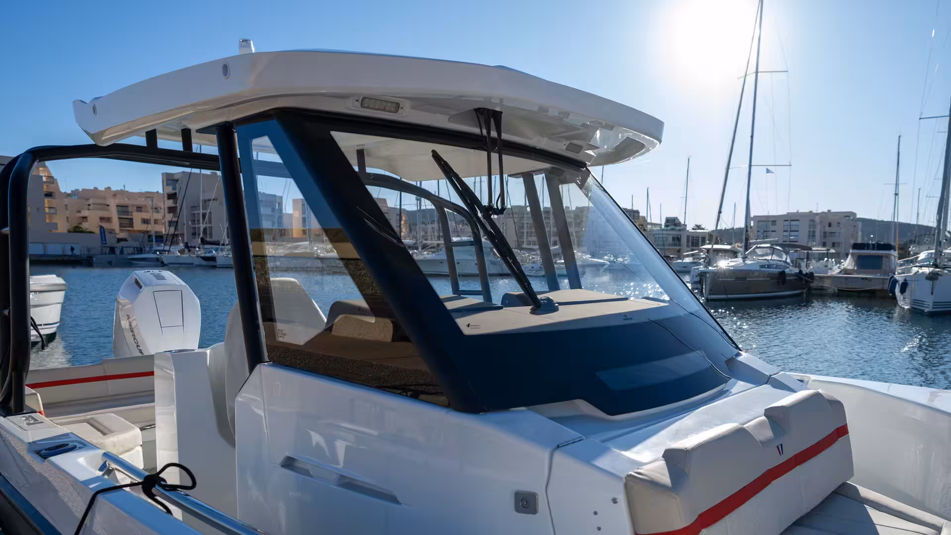 Vaartlander_Wellcraft28T-Top-30 Stuurhuis van Wellcraft 28 T-Top met gesloten cabine en ramen rondom