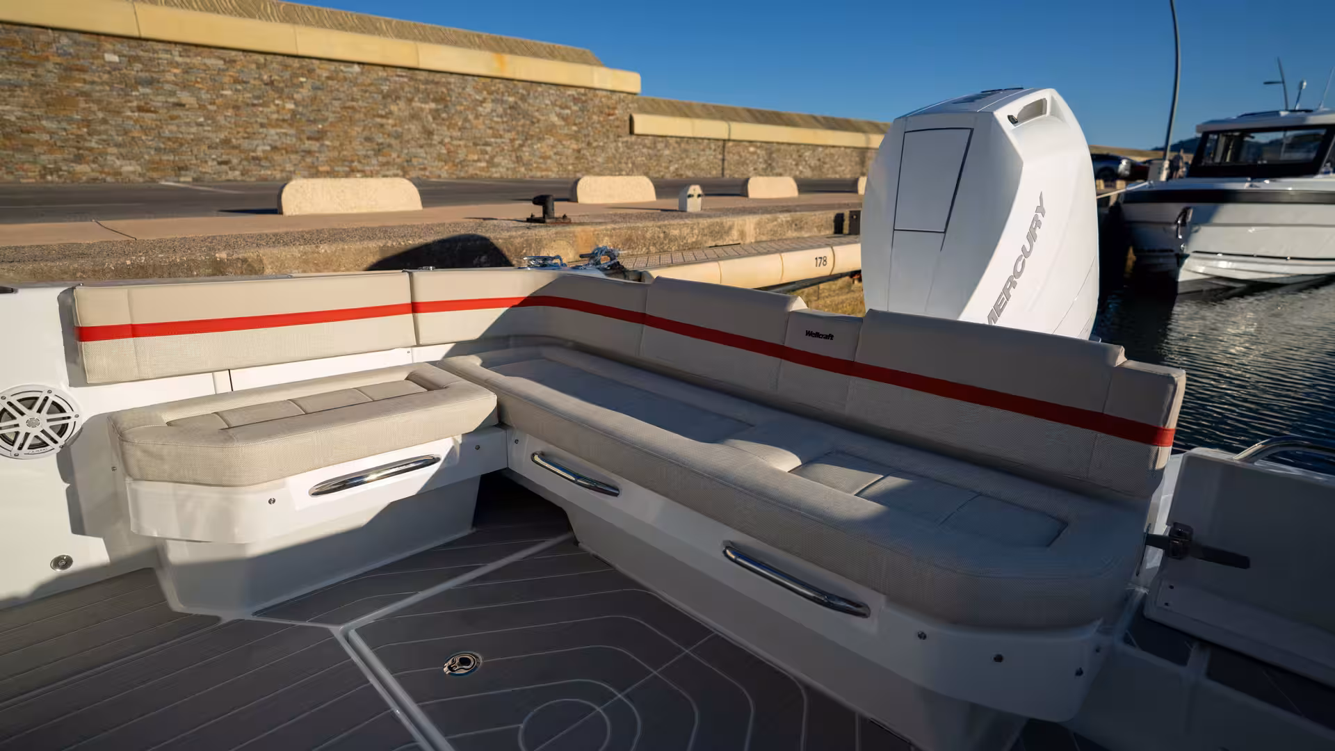 Vaartlander_Wellcraft28T-Top-31 Hoekzit in Wellcraft 28 T-Top met kussens en praktische indeling