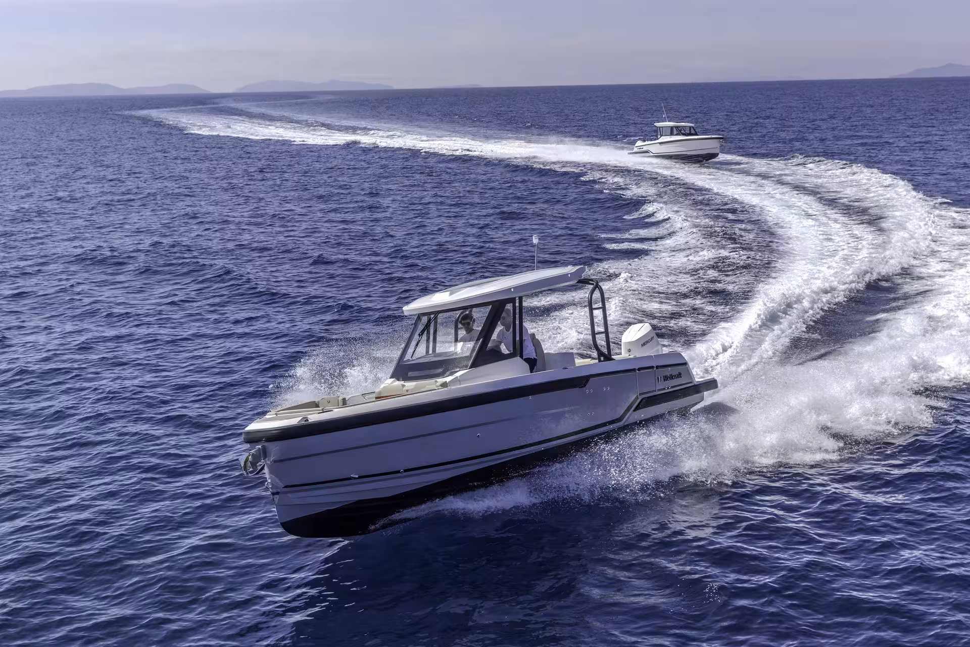 Vaartlander_Wellcraft28T-Top-7 Wellcraft 28 T-Top op snelheid met opspattend water en krachtige prestaties