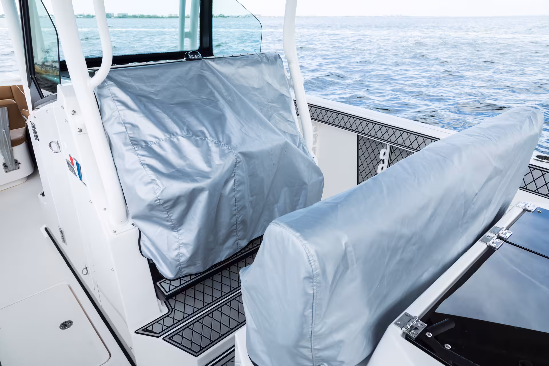 Vaartlander_Wellcraft302Fisherman-14 Afgedekte stoelen aan boord van Wellcraft 302 Fisherman voor bescherming en onderhoud