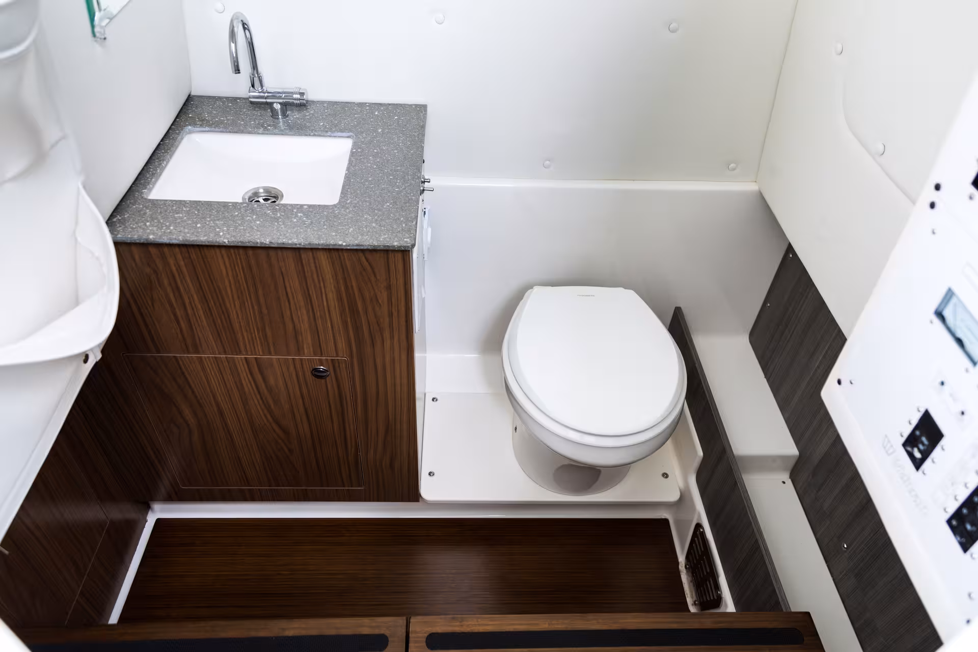 Vaartlander_Wellcraft302Fisherman-20 Toiletruimte in Wellcraft 302 Fisherman cabine met compacte indeling en voorzieningen