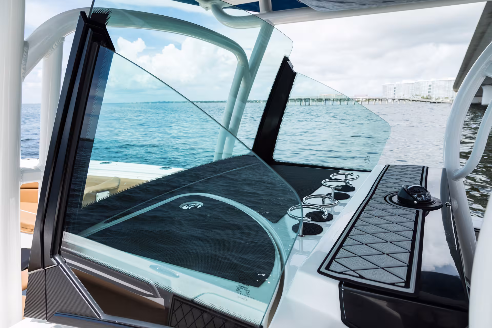 Vaartlander_Wellcraft302Fisherman-21 Voorruit en stuurconsole van Wellcraft 302 Fisherman met goed zicht op open water