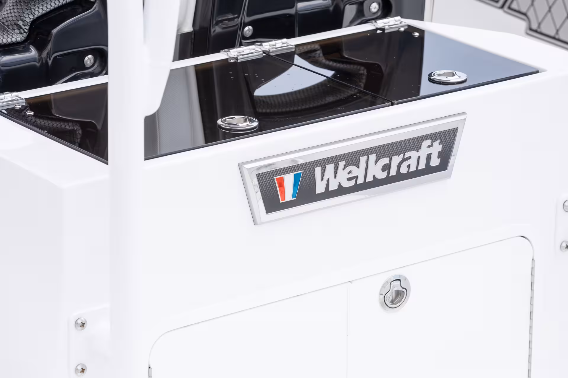 Vaartlander_Wellcraft302Fisherman-30 Detail van Wellcraft 302 Fisherman met merkbadge en strakke afwerking