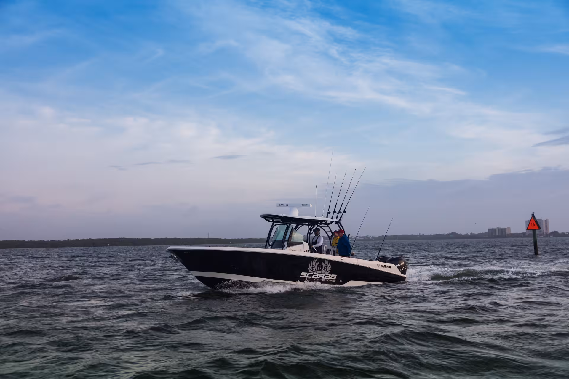 Vaartlander_Wellcraft302Fisherman-8 Wellcraft 302 Fisherman visboot op open water met T-top en ruime werkruimte aan dek