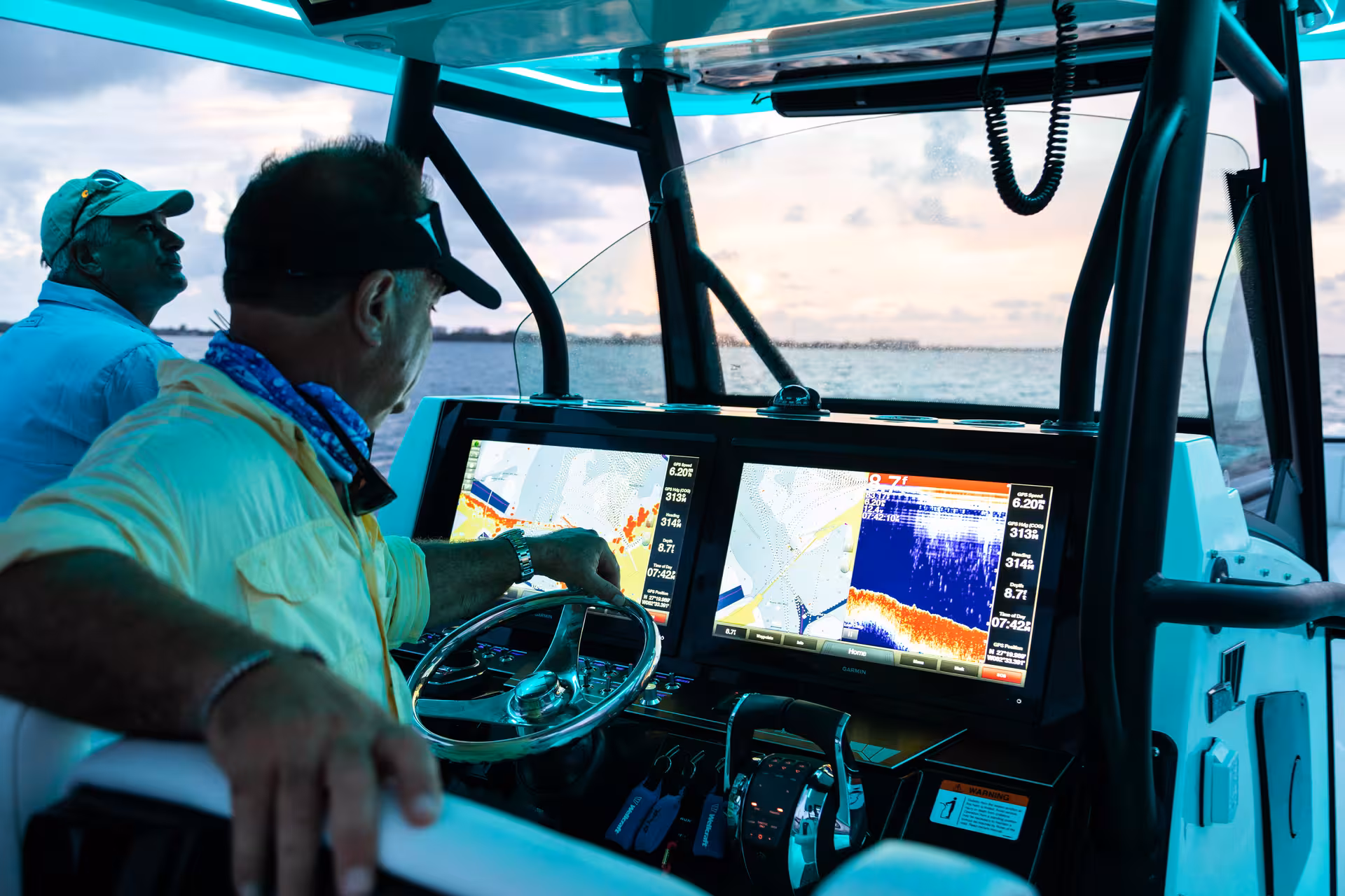 Vaartlander_Wellcraft352Fisherman-12 Bestuurder van Wellcraft 352 Fisherman aan stuurconsole met navigatieschermen en overzicht