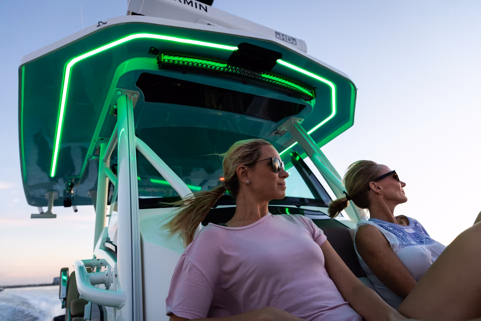 Vaartlander_Wellcraft352Fisherman-13 Wellcraft 352 Fisherman met sfeerverlichting onder T-top tijdens avond varen