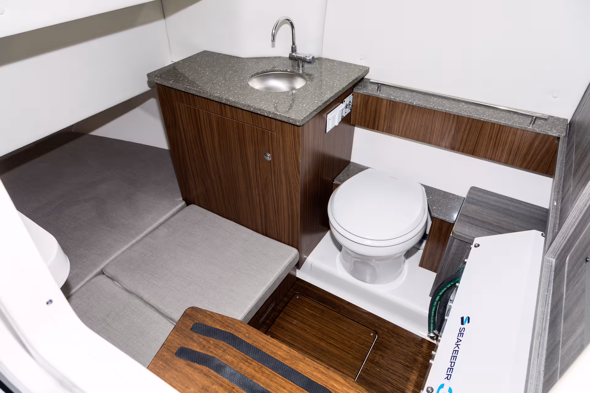 Vaartlander_Wellcraft352Fisherman-20 Toiletruimte in Wellcraft 352 Fisherman cabine met compacte voorzieningen