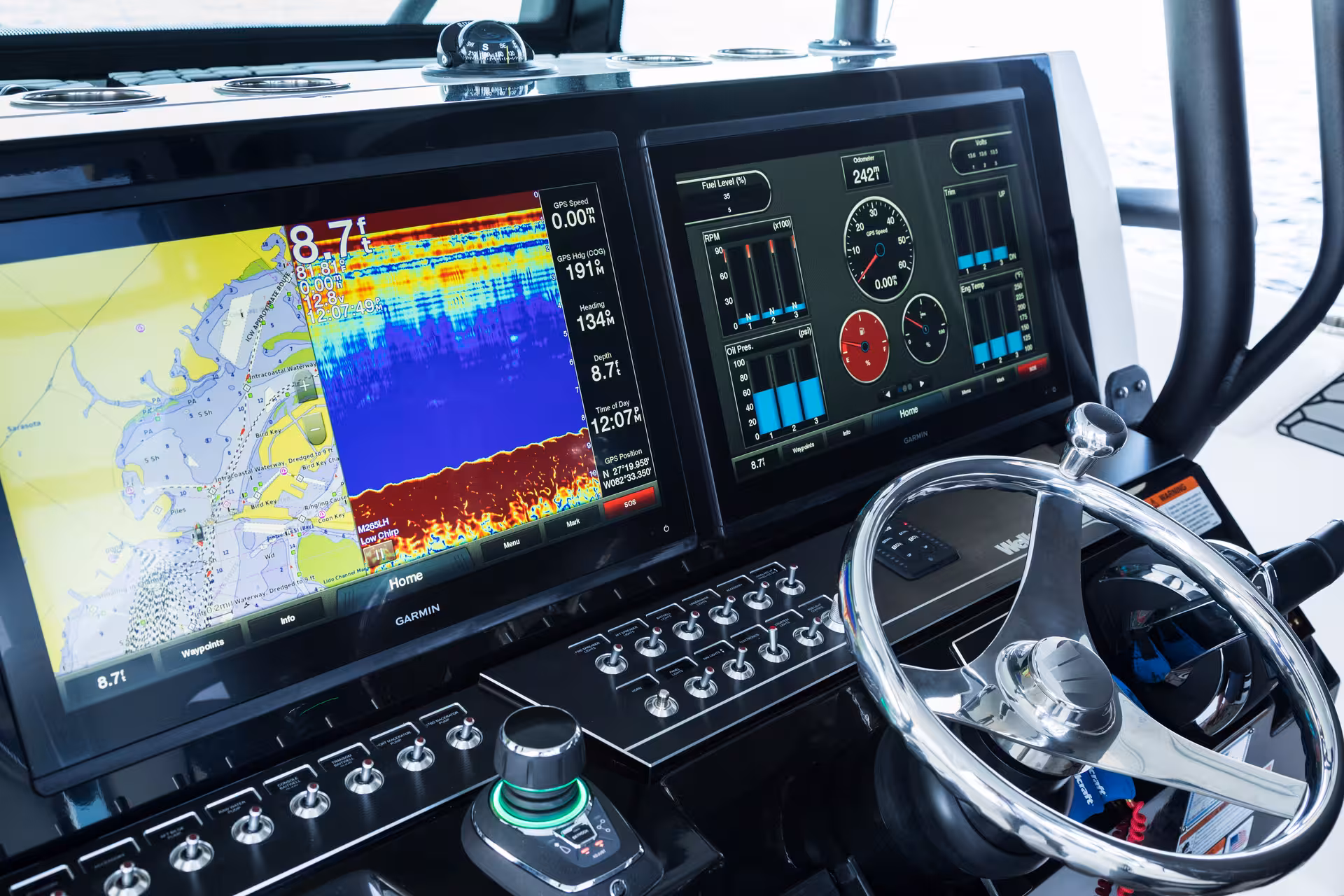 Vaartlander_Wellcraft352Fisherman-24 Navigatiescherm van Wellcraft 352 Fisherman met fishfinder en sonarweergave