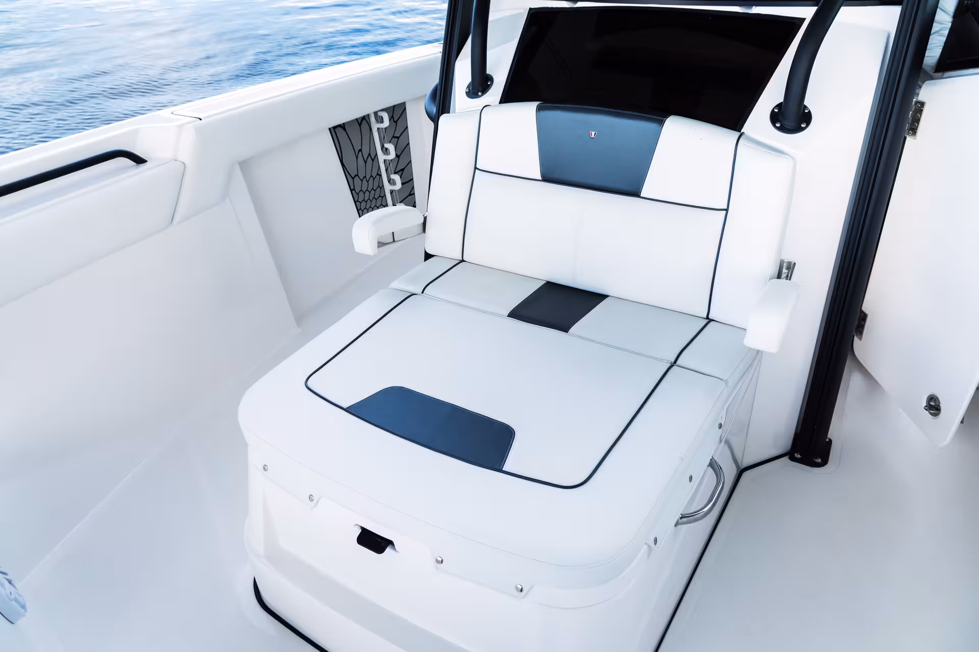 Vaartlander_Wellcraft352Fisherman-30 Zitgedeelte in Wellcraft 352 Fisherman met comfortabele kussens en opstelling