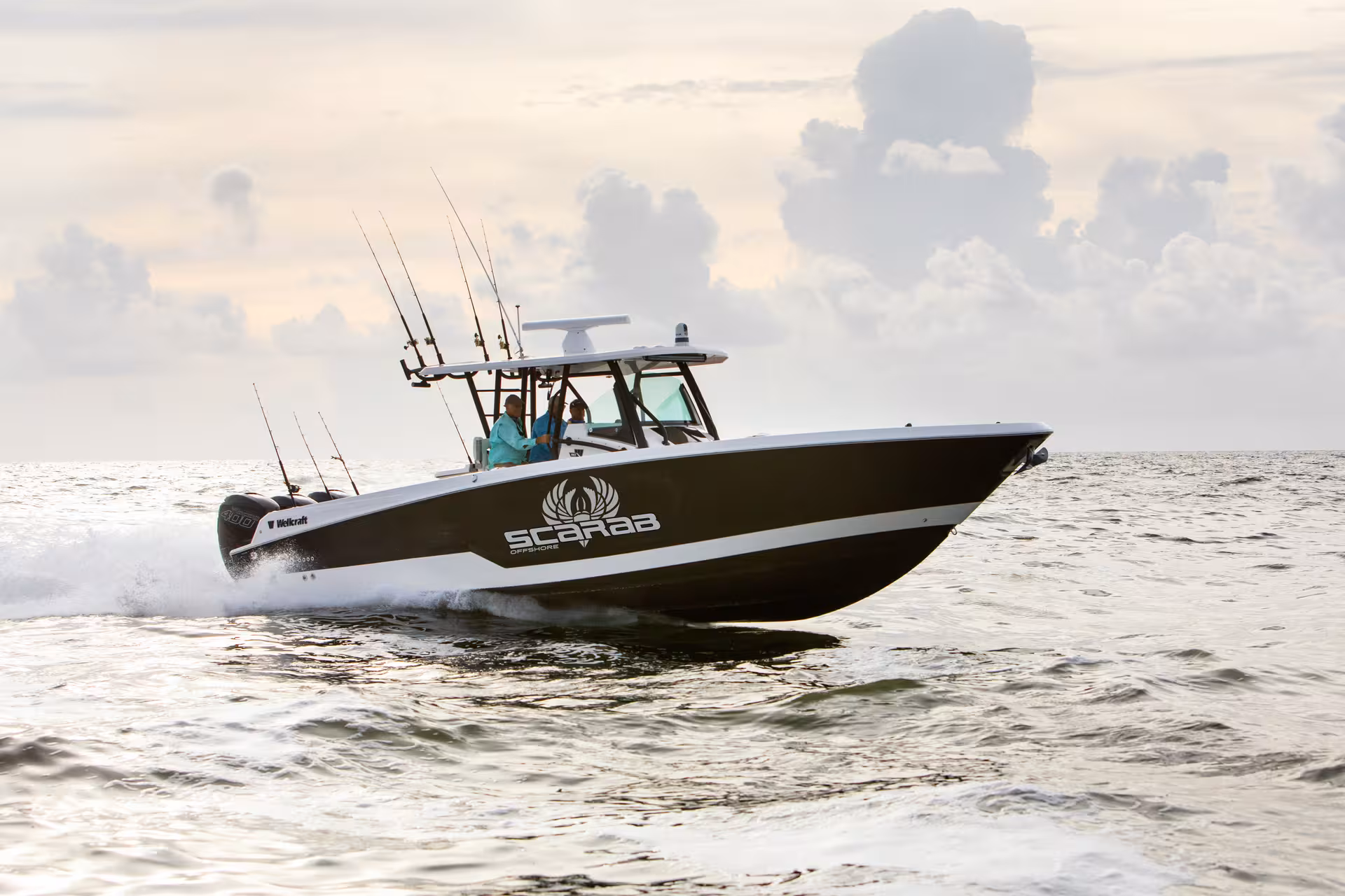 Vaartlander_Wellcraft352Fisherman-4 Wellcraft 352 Fisherman visboot met T-top en robuuste romp op open water