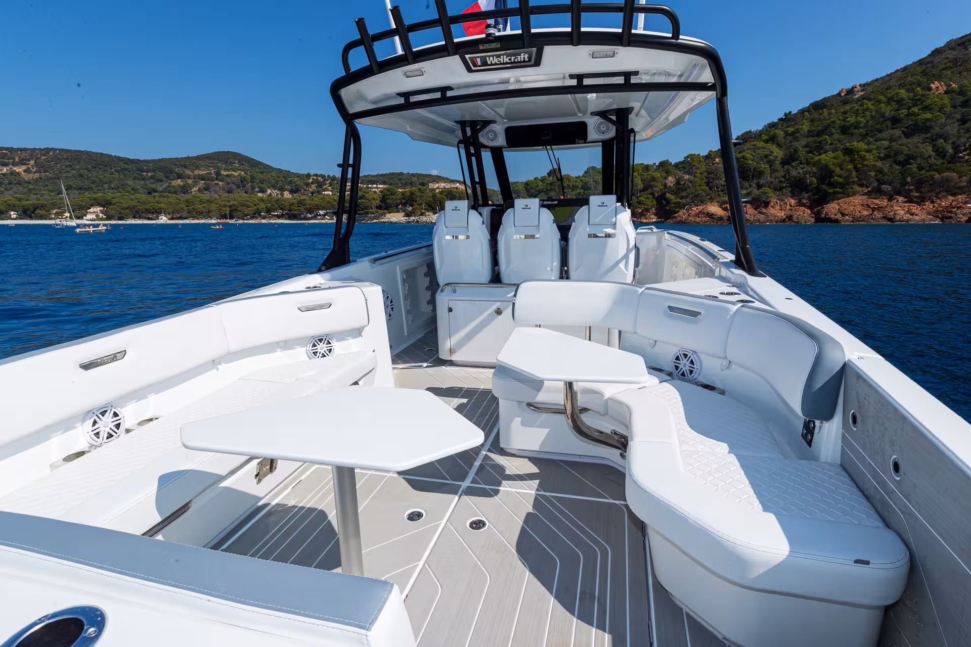 Vaartlander_Wellcraft38T-Top-10 Wellcraft 38 T-Top met T-top overkapping en ruime zitplaatsen achter de stuurconsole