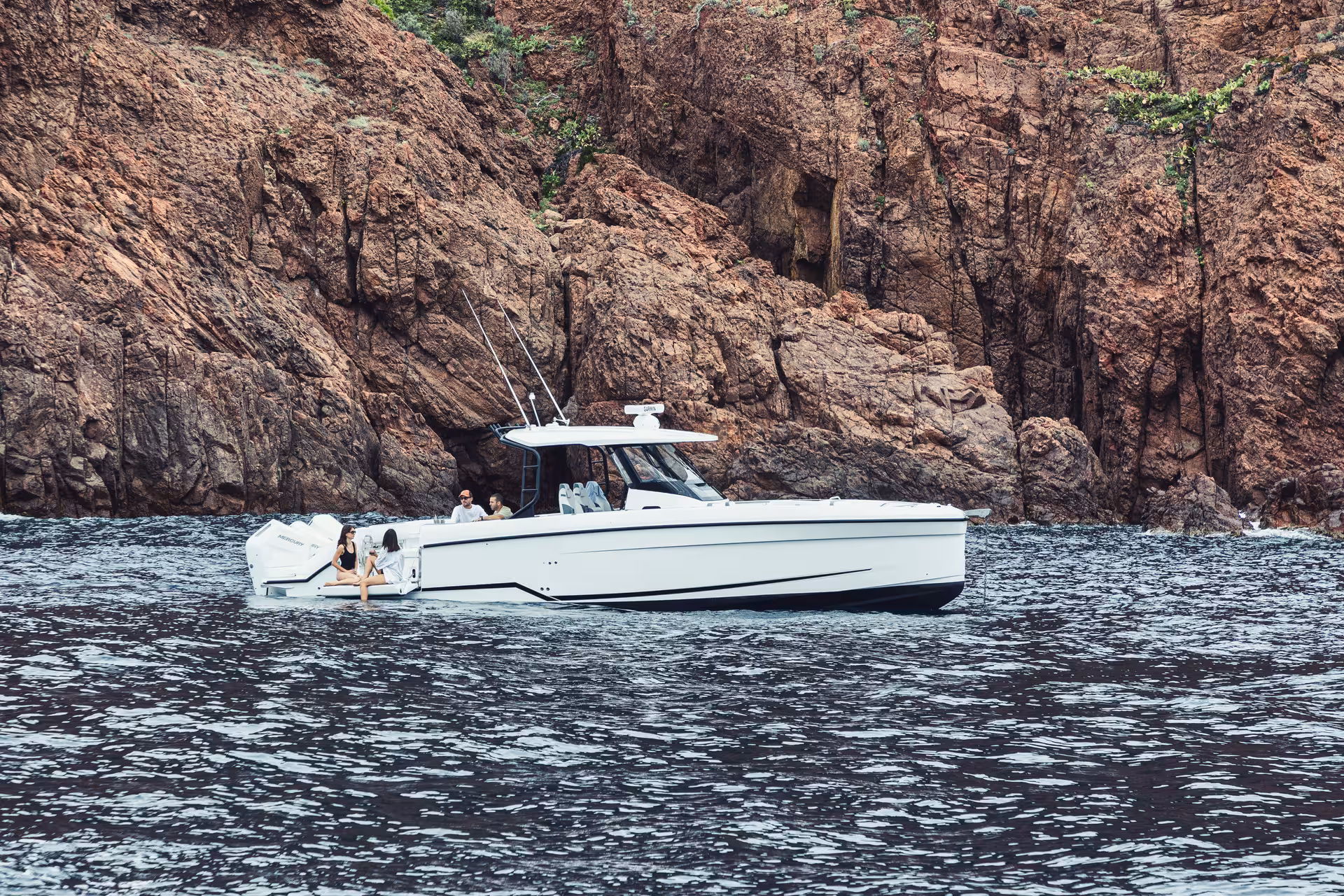 Vaartlander_Wellcraft38T-Top-12 Wellcraft 38 T-Top aangemeerd bij rotsachtige kust met robuuste en moderne uitstraling