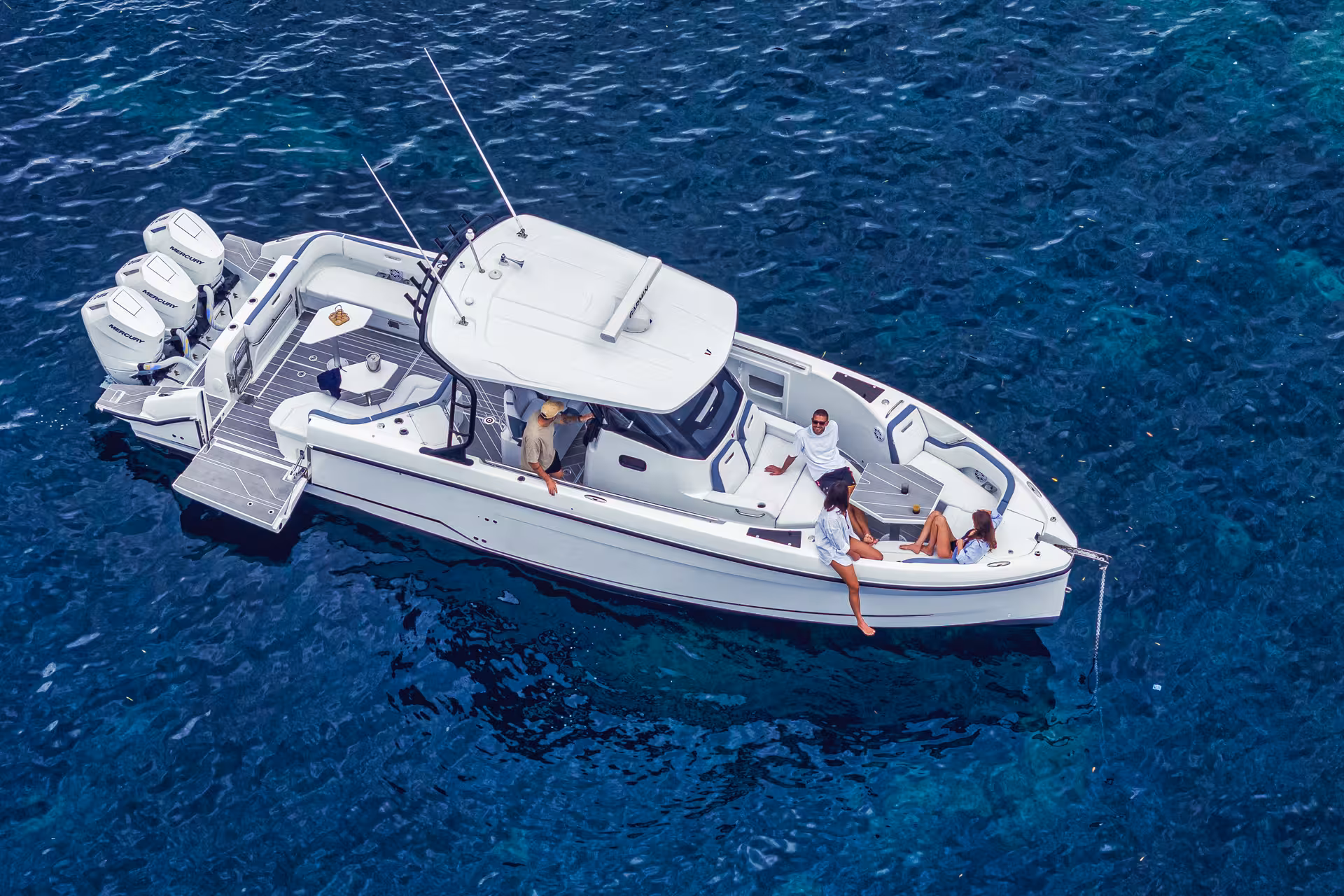 Vaartlander_Wellcraft38T-Top-17 Wellcraft 38 T-Top console boot van bovenaf gezien met zonnedek en ruime indeling