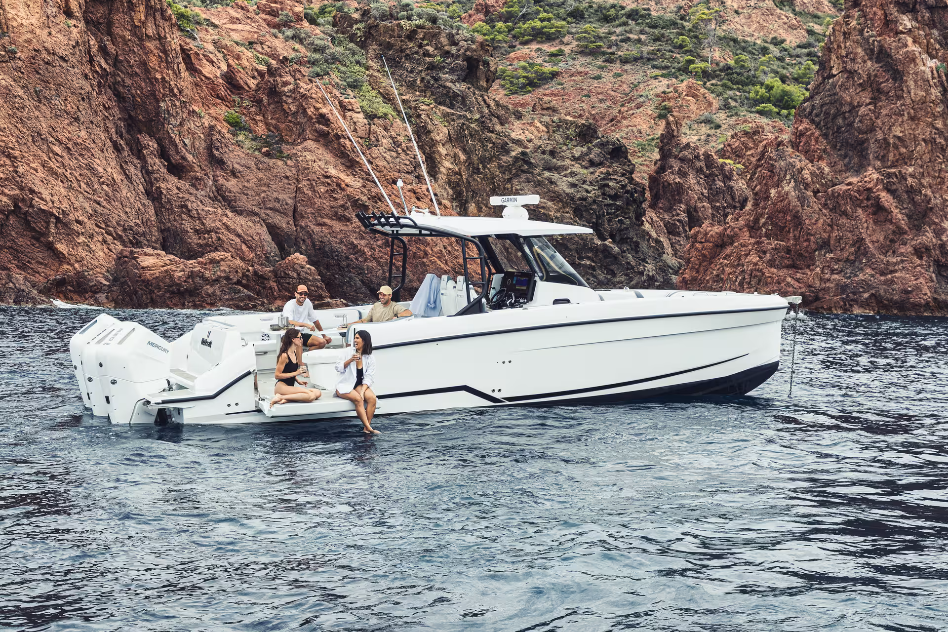 Vaartlander_Wellcraft38T-Top-18 Wellcraft 38 T-Top aangemeerd bij rotsachtige kust met zwemplatform en toegang tot water