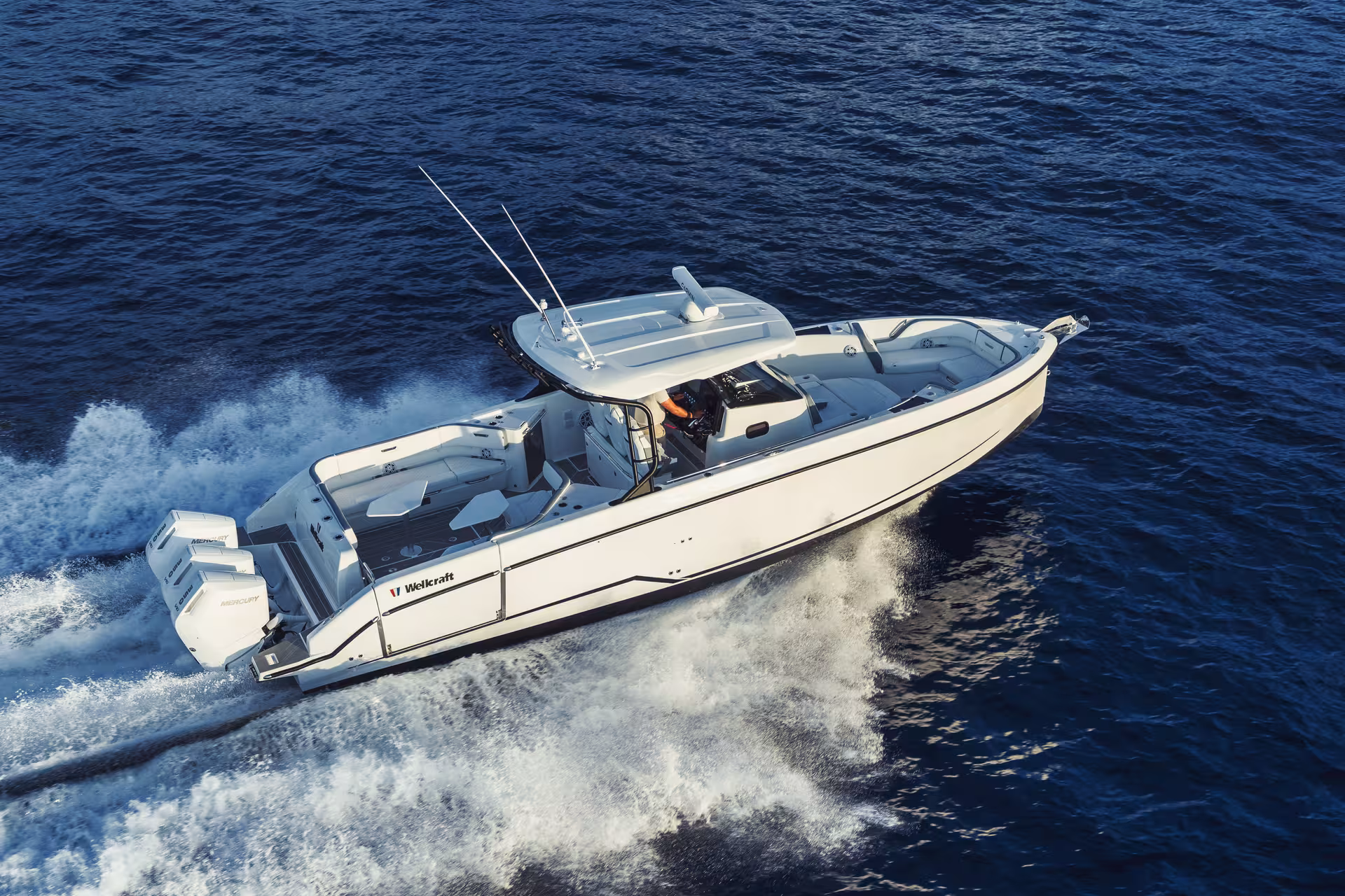 Vaartlander_Wellcraft38T-Top-2 Wellcraft 38 T-Top met T-top overkapping en moderne romp tijdens sportief varen