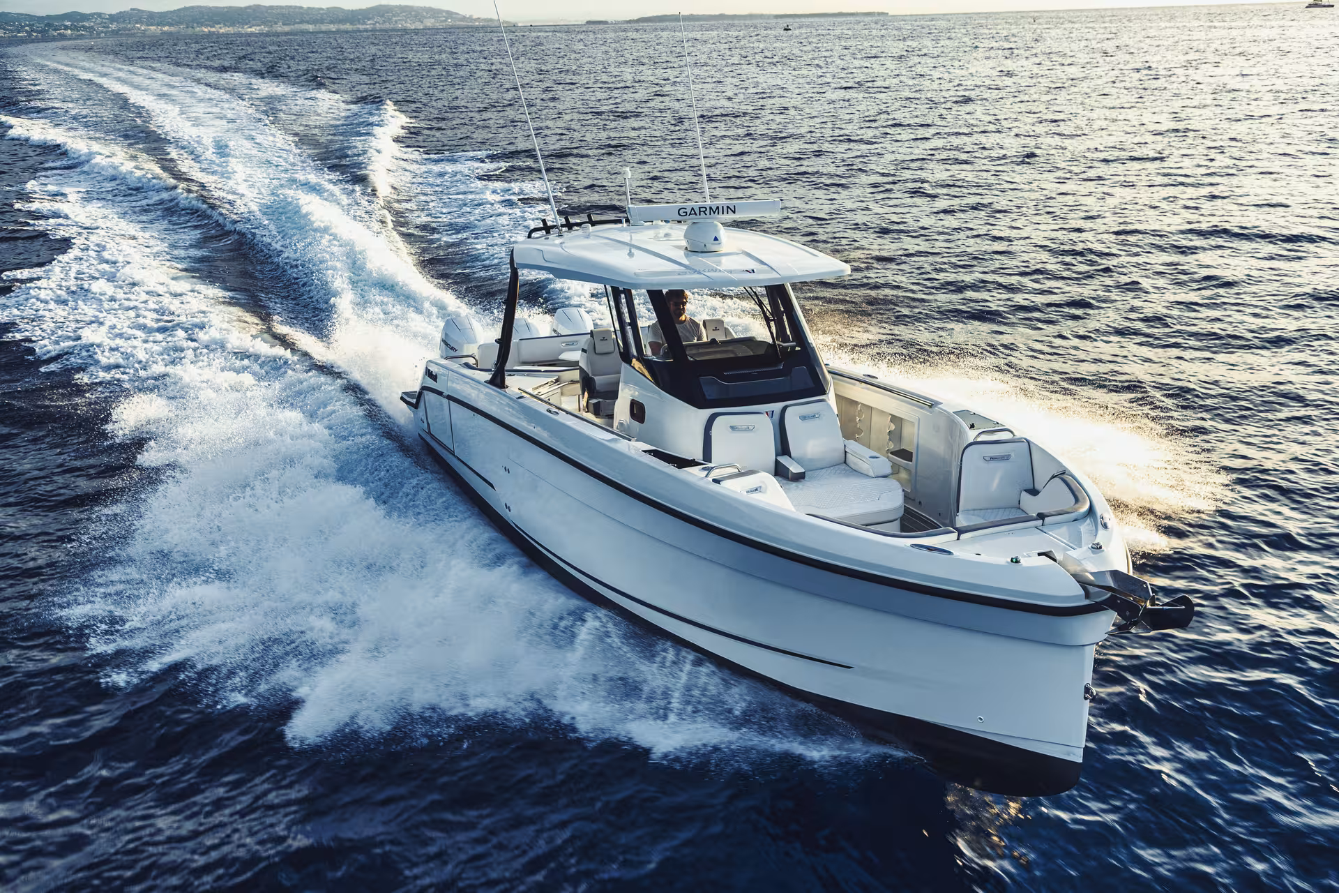 Vaartlander_Wellcraft38T-Top-7 Wellcraft 38 T-Top console boot varend op open water met krachtige buitenboordmotoren