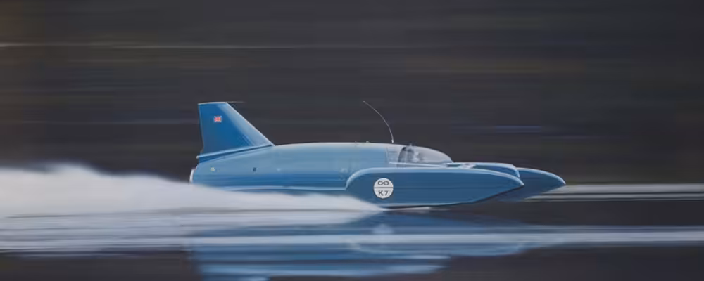 Bluebird K7 Bluebird K7 hydroplane speedboot tijdens recordpoging op vlak water