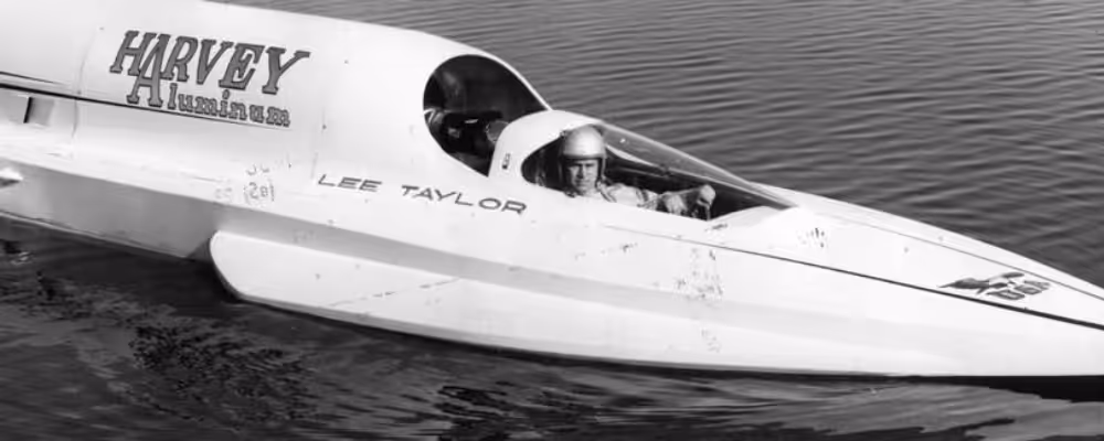 Hustler historische Hustler speedboot met bestuurder tijdens snelheidsrecord op het water