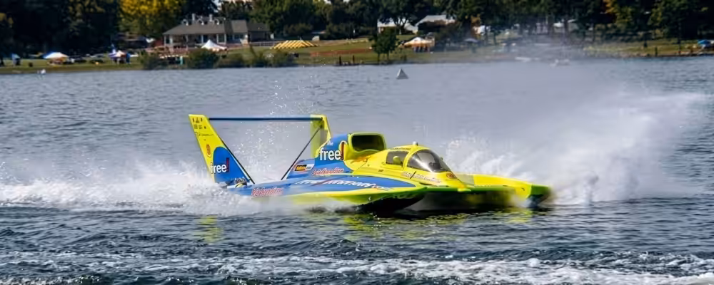 Miss Freei Miss Freei hydroplane raceboot maakt scherpe bocht tijdens snelheidsrace op het water