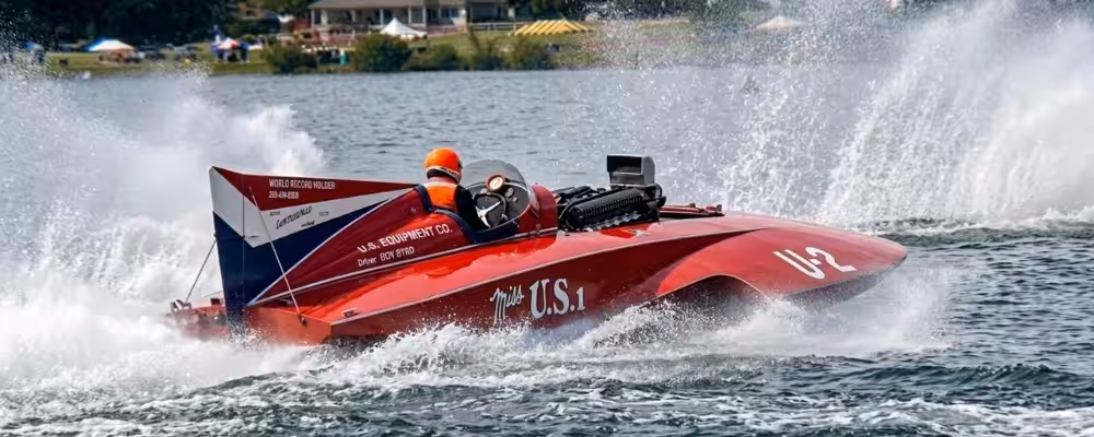 Miss U.S. 1 Miss U.S. 1 speedboot op hoge snelheid met opspattend water tijdens race
