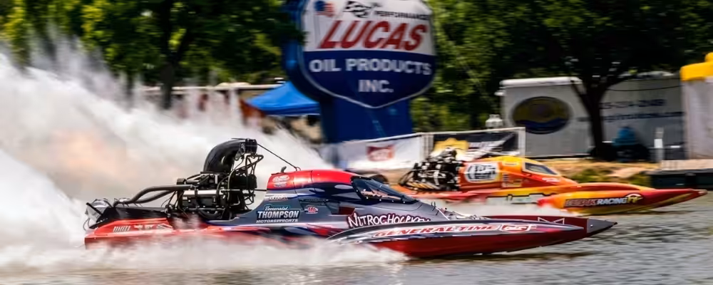 Nitrochondriac Nitrochondriac dragboat tijdens acceleratie op het water bij powerboat race