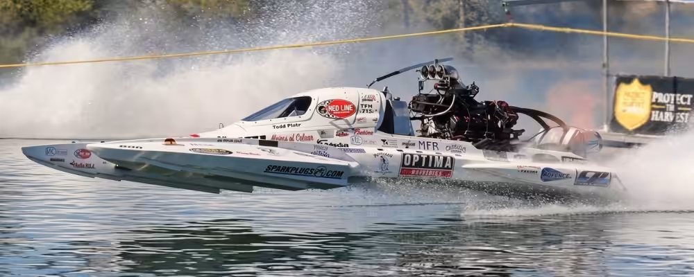 Problem Child Problem Child raceboot met krachtige motor tijdens snelheidswedstrijd op het water